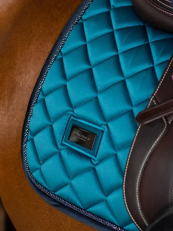 aurora-blues-jumping-saddle-pad-hoppschabrak-springschabrack-spring-zadeldekje-hov-3.webp