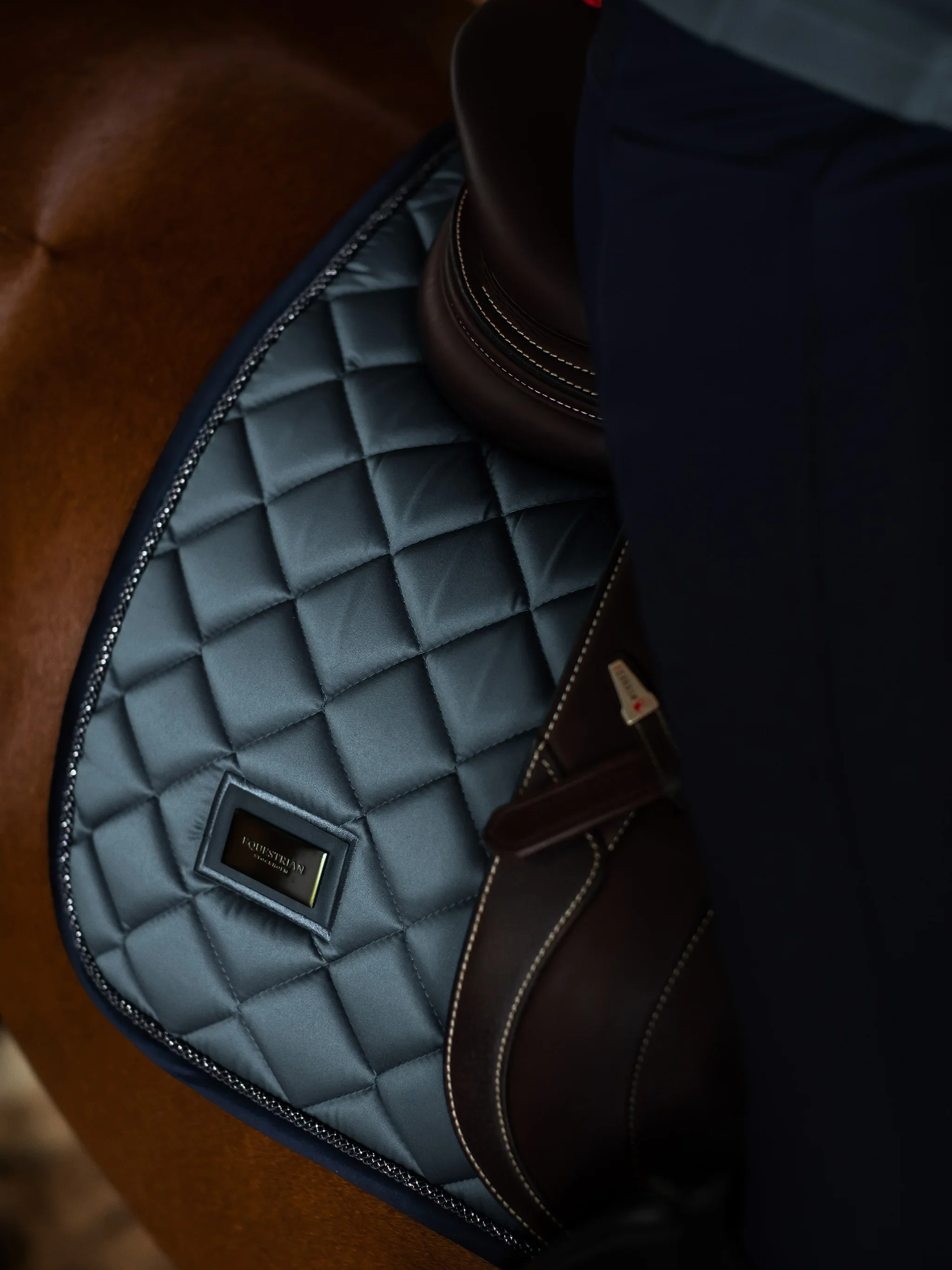 metallic-blue-jumping-saddle-pad-hoppschabrak-springschabrack-spring-zadeldekje-hov.webp