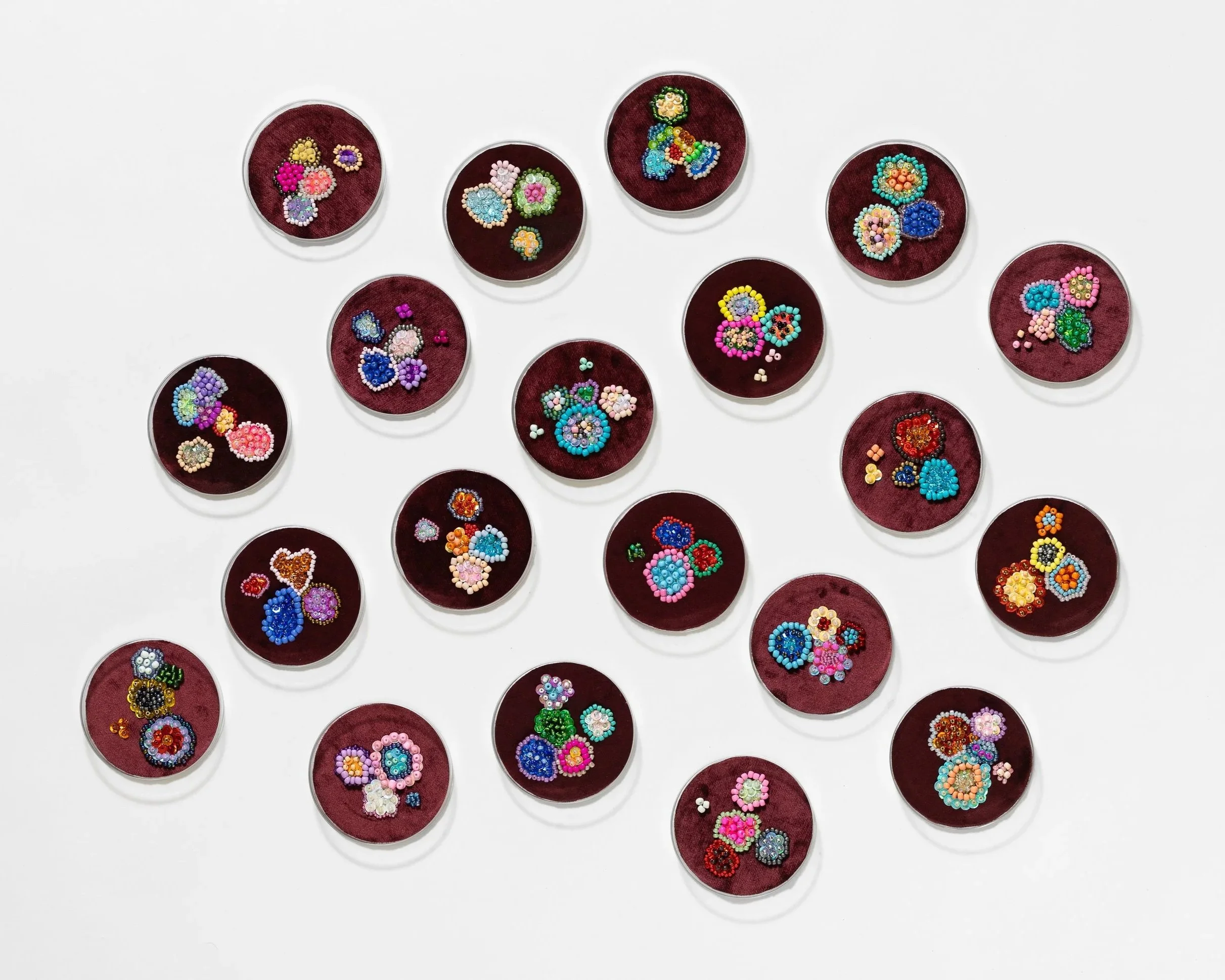 Anatomy of infatuation/
9cm/
Velvet, sequins, seed beads, cotton thread/


Photo Credit: James Field