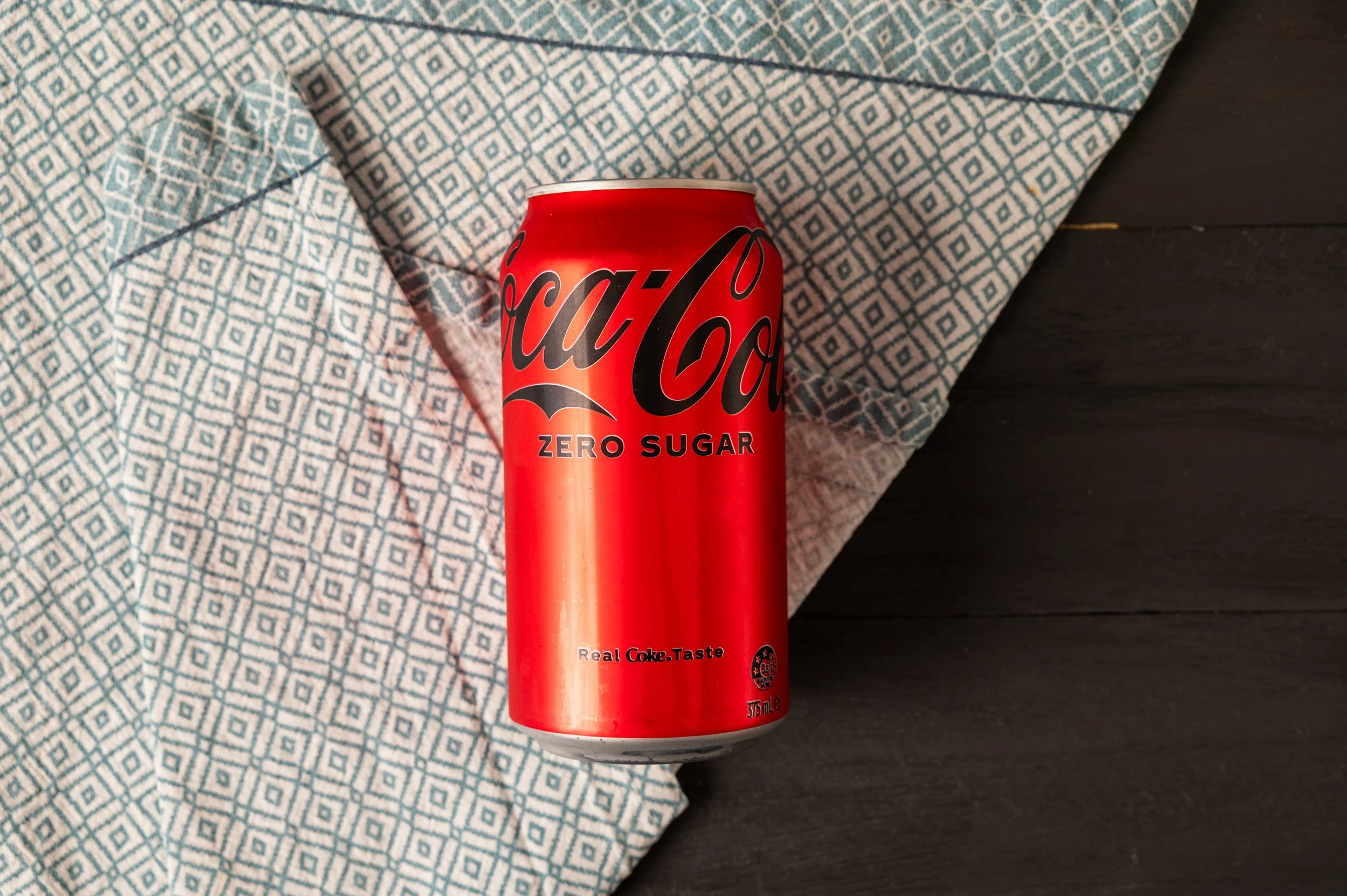 can of coke zero (no sugar)