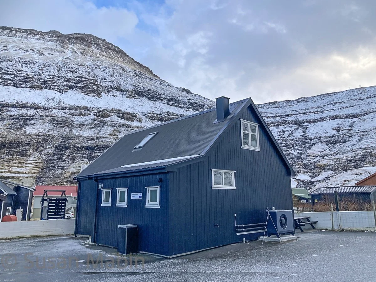 Listafólkabústaður.  School house where residency is.