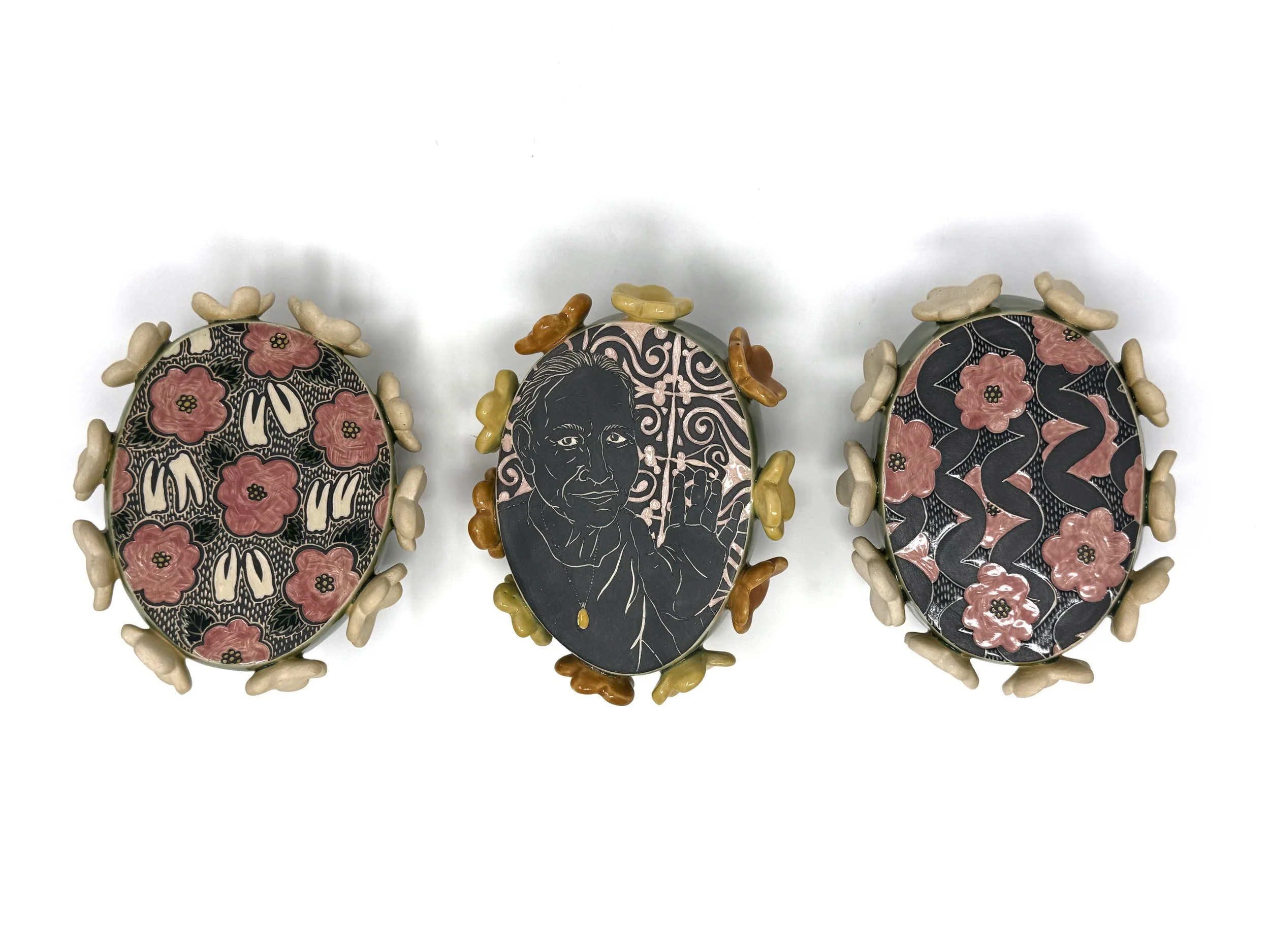 Mujeres de Mi Linea,
6.5”x5.25”x5.5” (each) -
2023