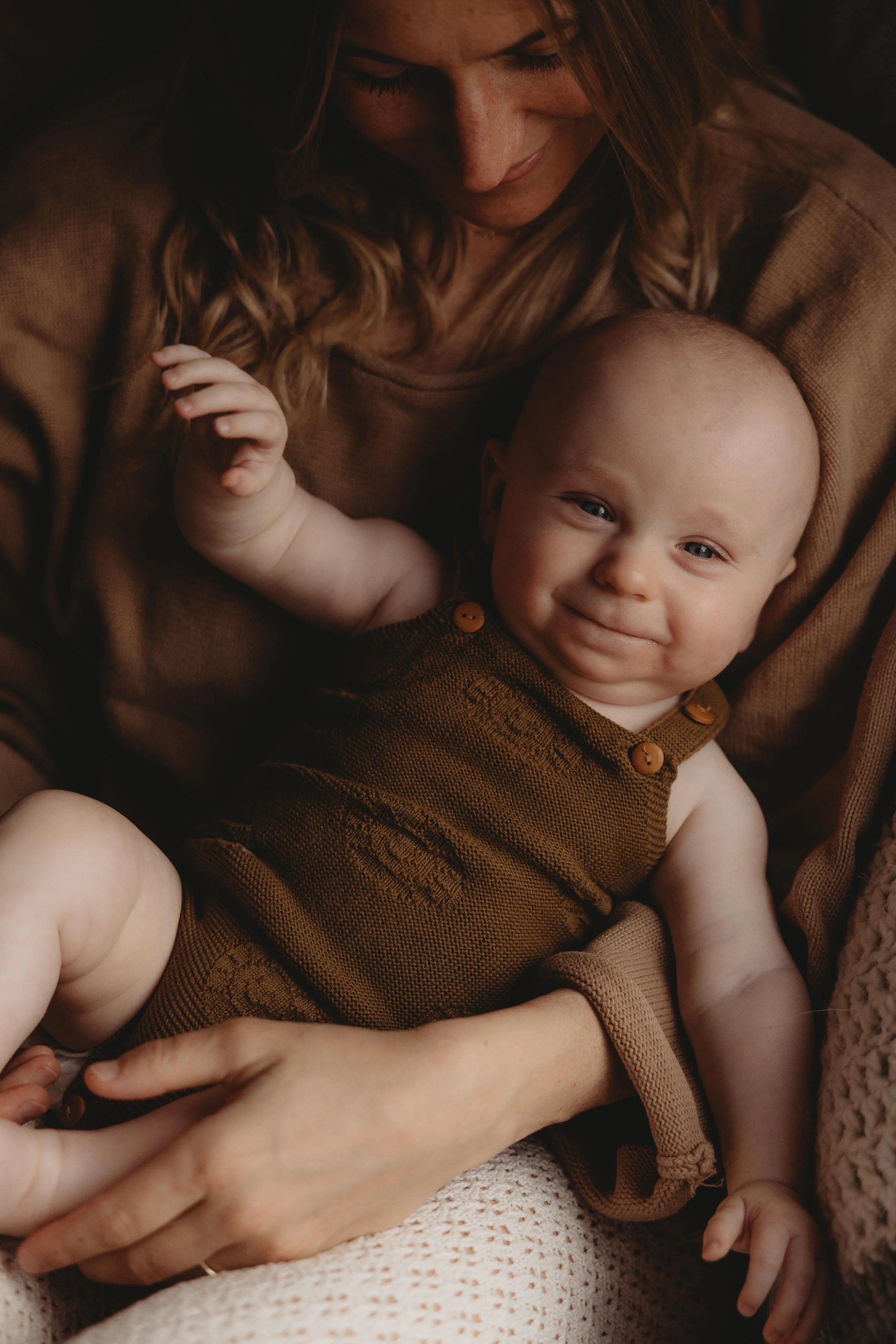 Baby in mums are smiling 