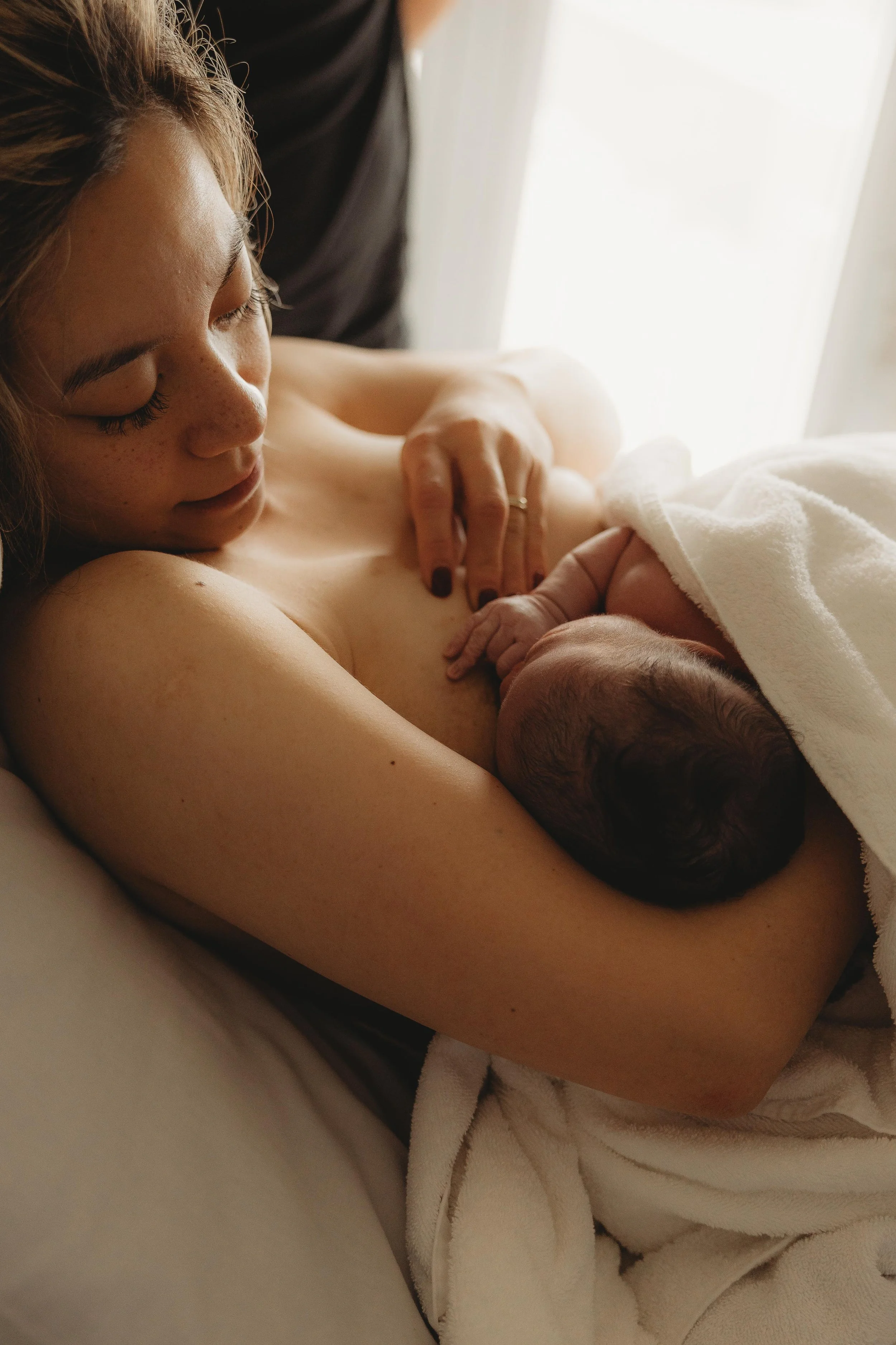 Brith photo of new mum with baby on chest for first breastfeed