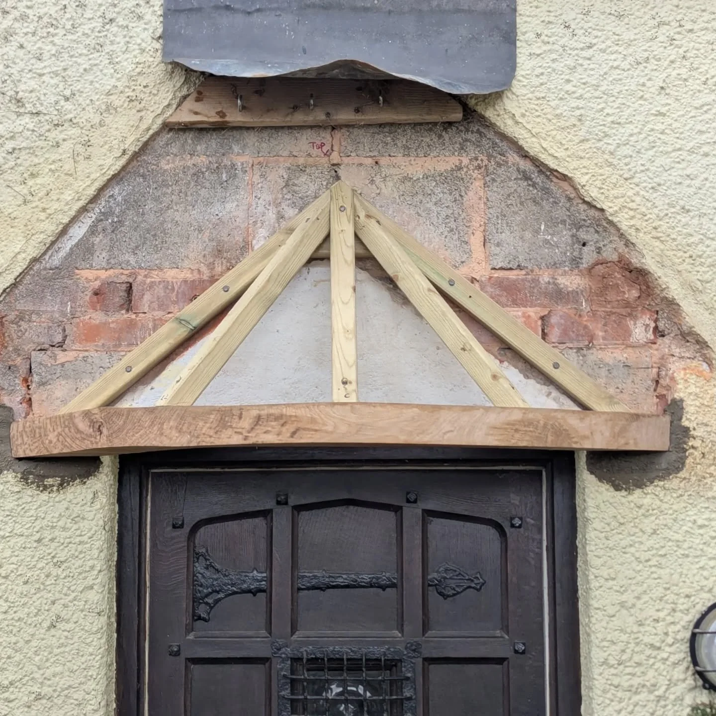 After a long hiatus from the 'gram I decided to take the plunge once more. Got loads of work photos banked up so hopefully this will be the start of some steadier uploading.

Recently finished this curved oak porch roof structure in Wiggaton for my g