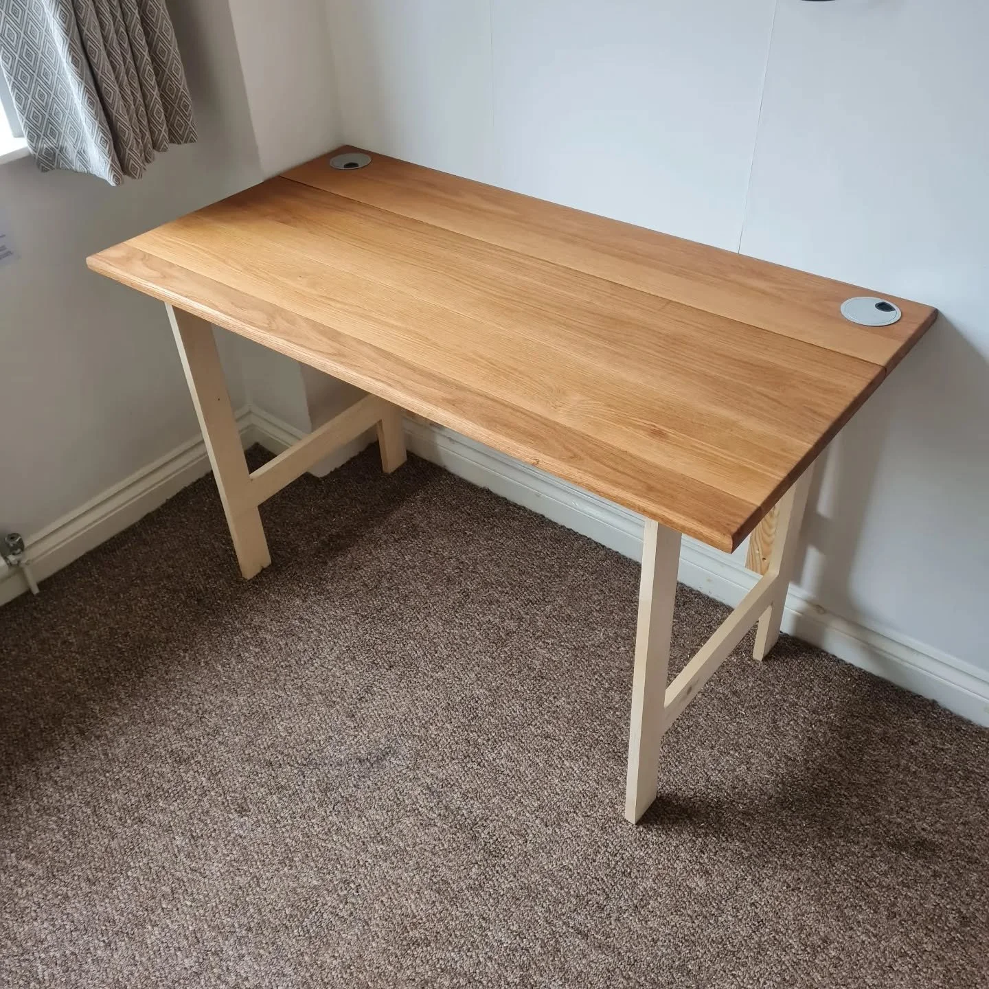 Custom foldaway desk completed today. This was a really nice little project, and definitely transforms this spare bedroom. Oak top, pine base and legs. Let's go!! 

#carpentry #joinery #bespoke #furniture #crediton #devon #saturdayshift