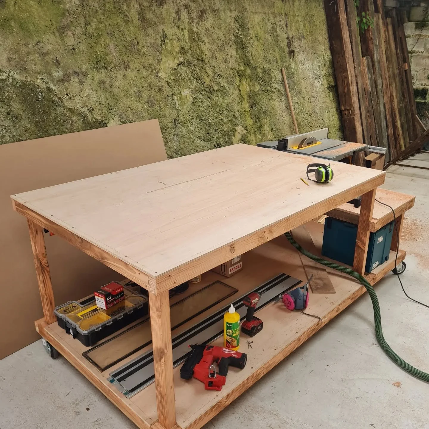 Finally a proper work bench!!!!! All the timber other than the plywood came from a pile of wood that had been left to rot. Absolutely buzzing with the result, can't wait to put it into action on a few up and coming projects.

#workbench #carpentry #r