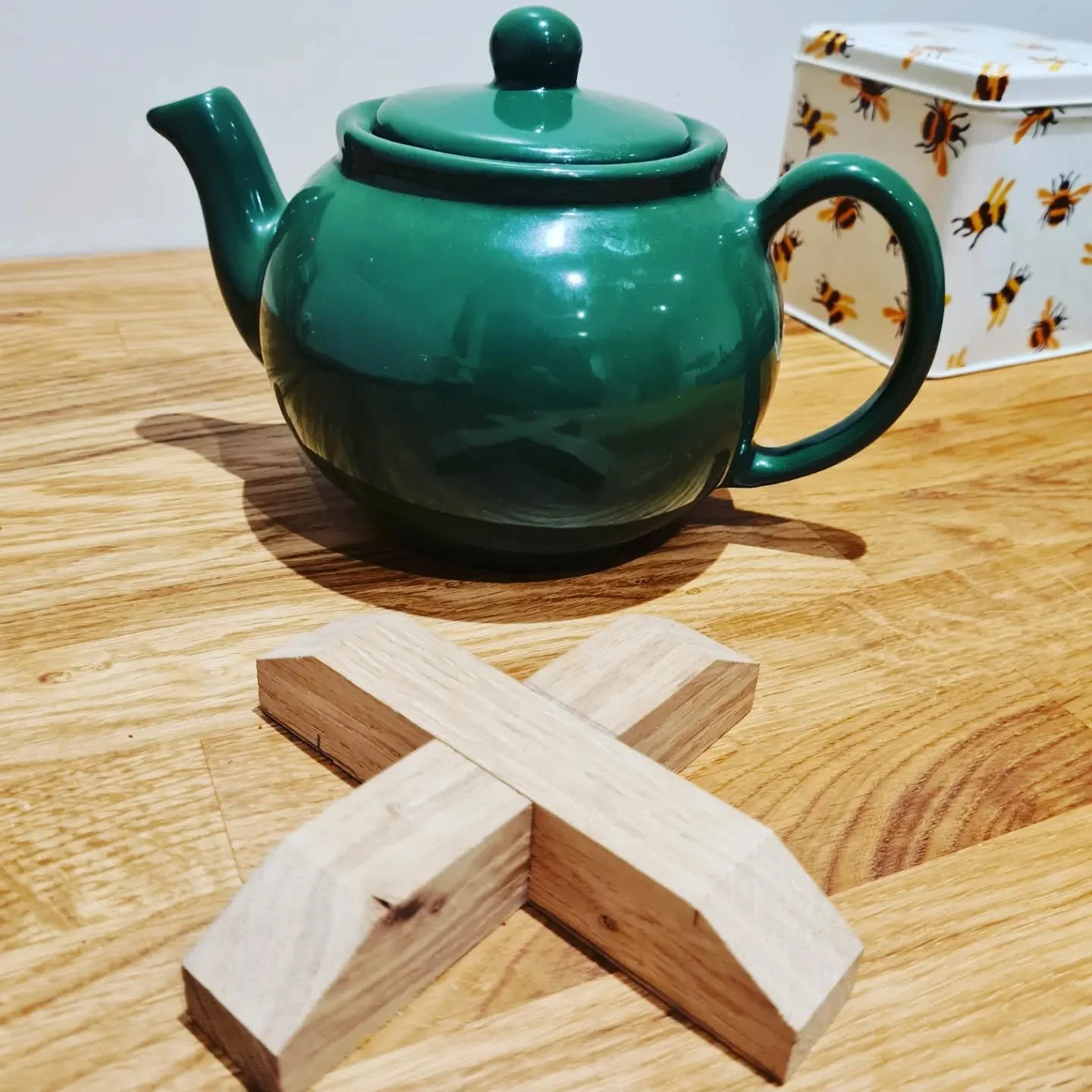 Surprising what you can achieve in 20 minutes!! Knocked up a couple teapot coasters from an offcut of oak when I got home from work.

#coaster #Oak #joinery #woodworking #handmade #upcycle #project #carpentry  #bespoke #devon