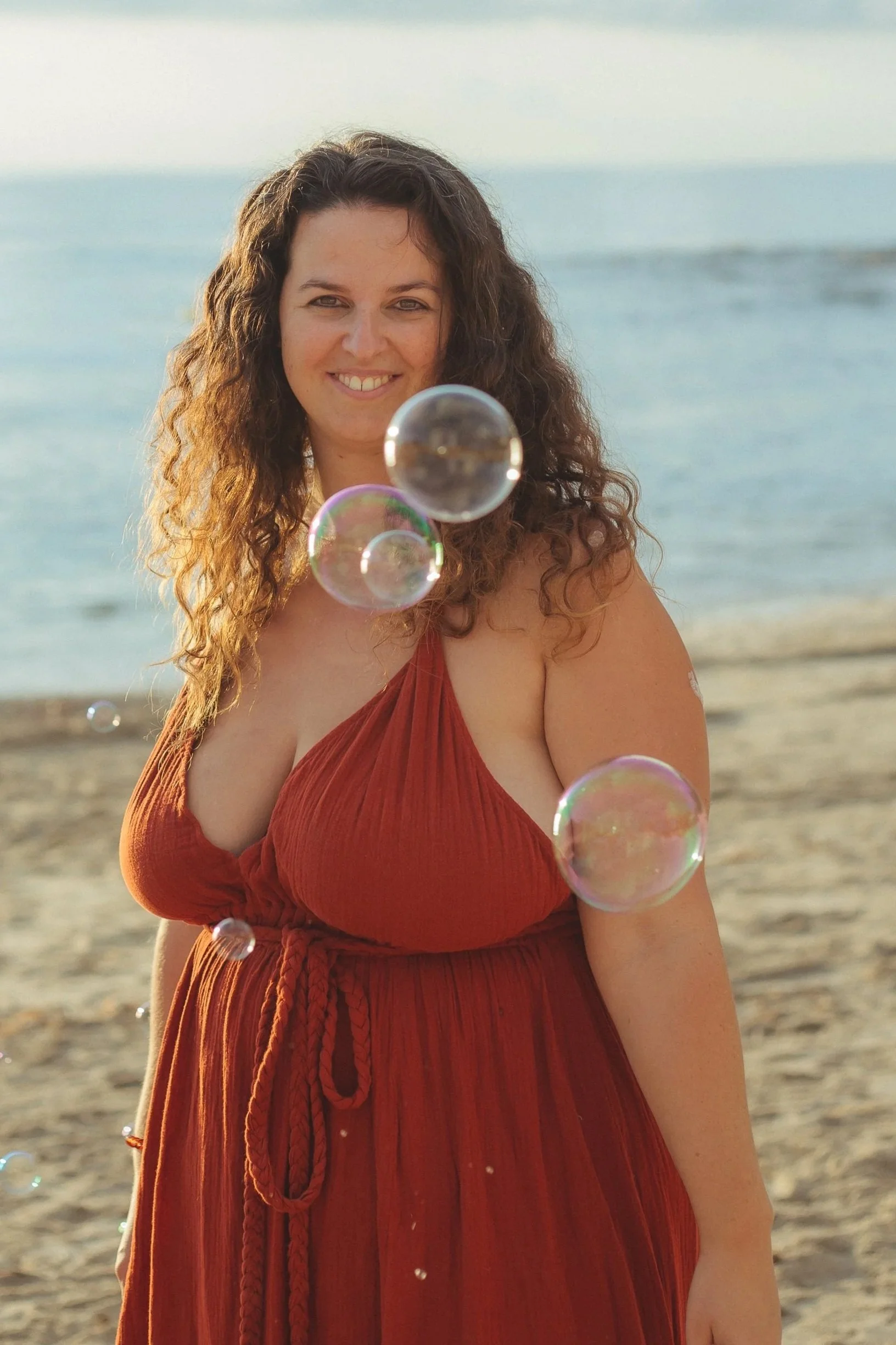Maartje Wammes smiling on the beach with soap bubbles — events with Maartje Wammes