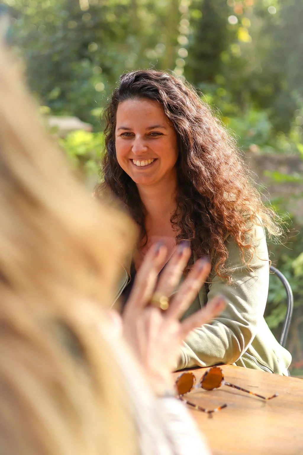 Maartje Wammes talking with someone outdoors in the sun