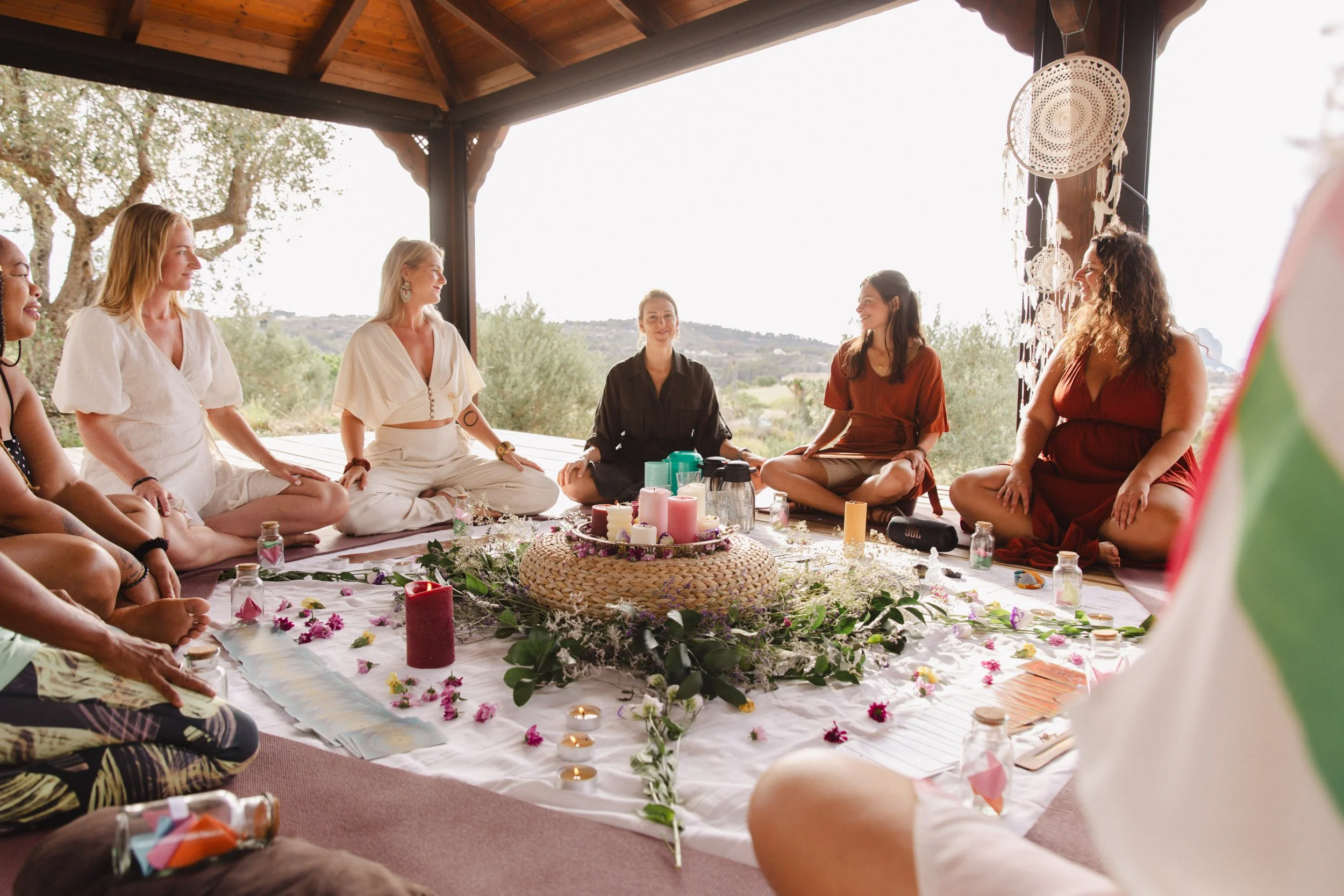 Women sitting back-to-back in a circle at a Recharge Retreat with Maartje Wammes