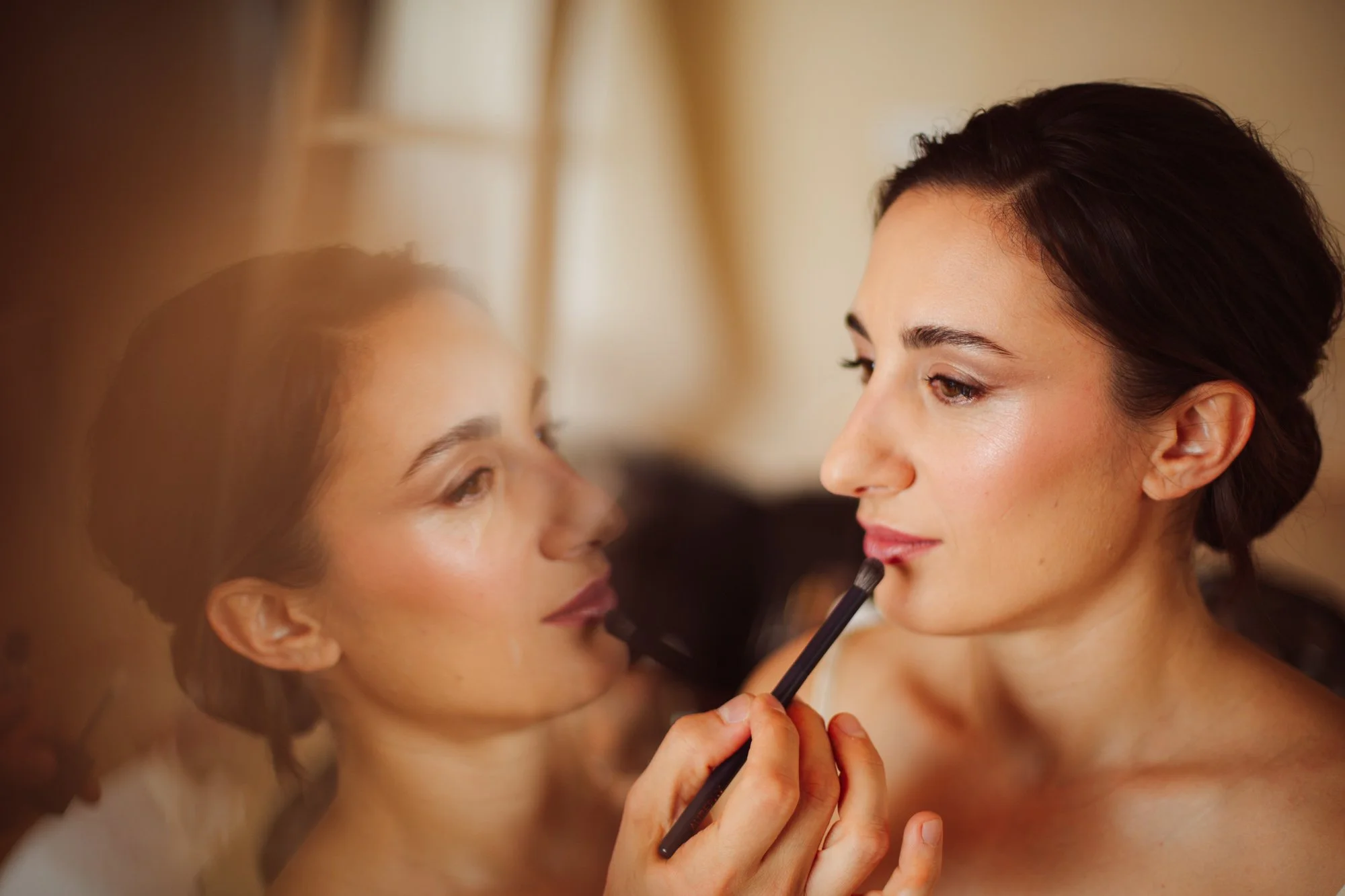 Dettaglio del trucco sposa durante i preparativi del matrimonio in Sardegna