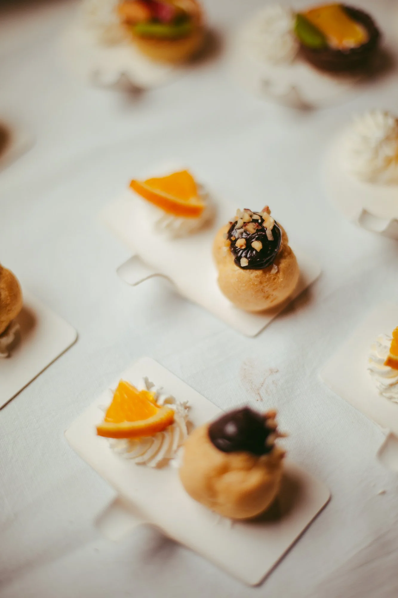 Selezione raffinata di pasticceria mignon e bignè al cioccolato per il dessert del matrimonio a Tragliata