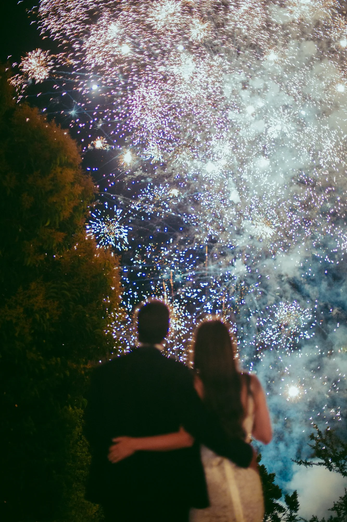 Grandioso spettacolo di fuochi d'artificio luminosi sopra la coppia di sposi la sera del matrimonio a Borgo di Tragliata
