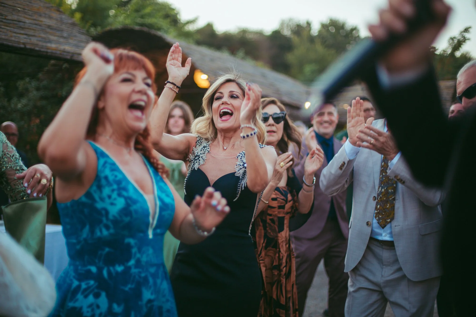 Invitati che ballano ed esultano felicemente durante la festa del matrimonio a Borgo di Tragliata