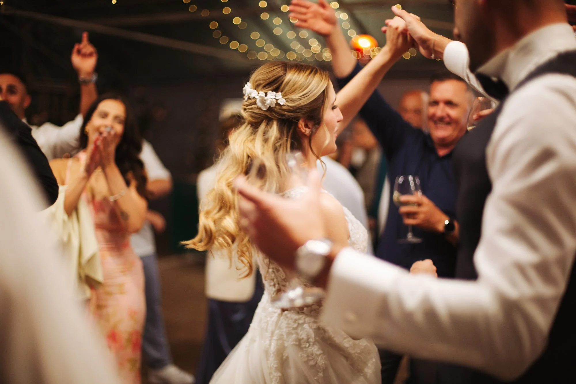 La sposa balla sorridente al centro di un cerchio formato dagli invitati che applaudono e festeggiano