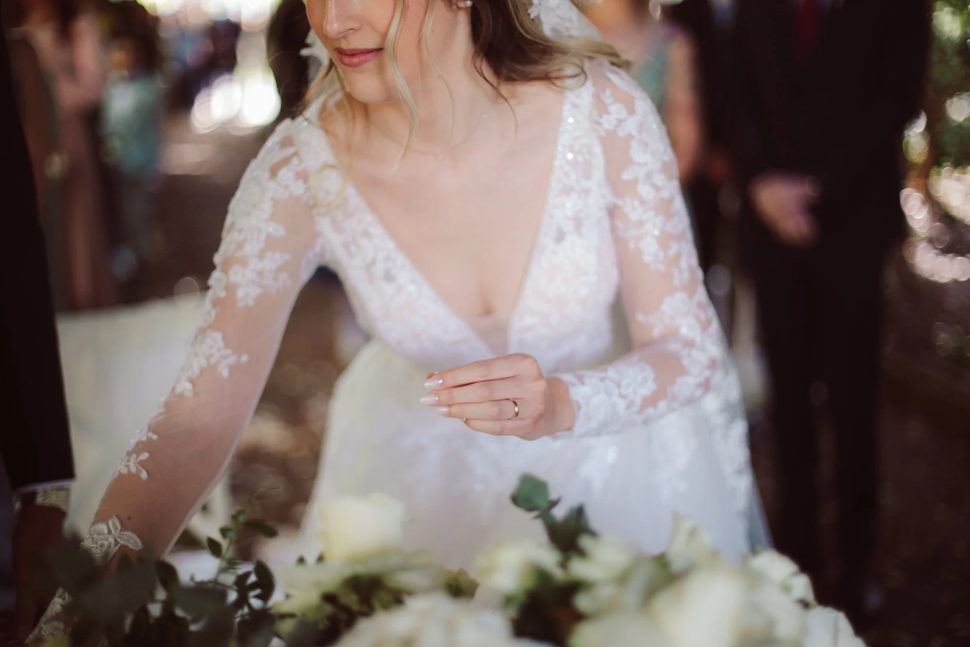 Primo piano della mano della sposa con la fede nuziale d'oro appena ricevuta durante la cerimonia
