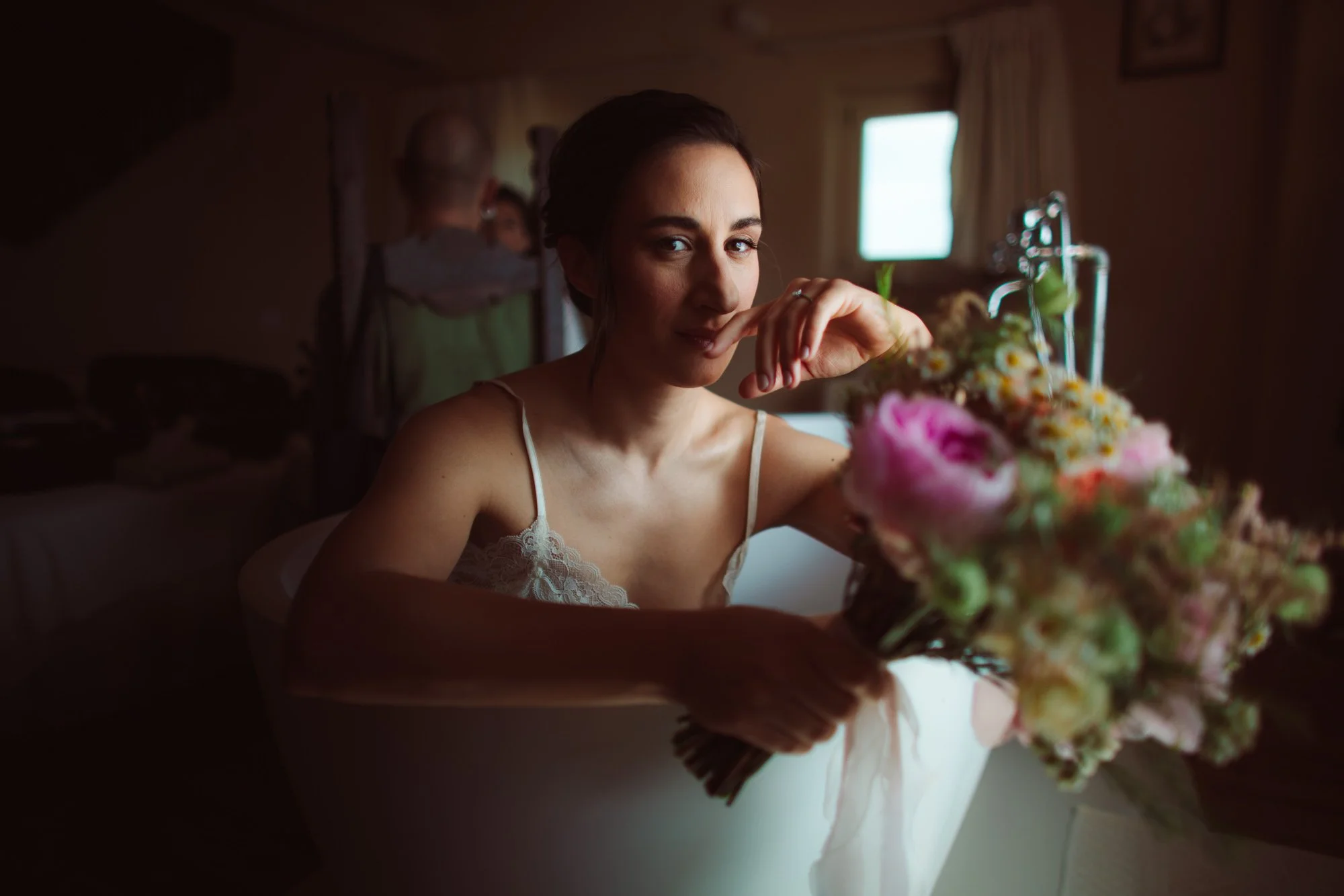 Ritratto intimo della sposa con bouquet in mano durante la preparazione prima del matrimonio in Sardegna