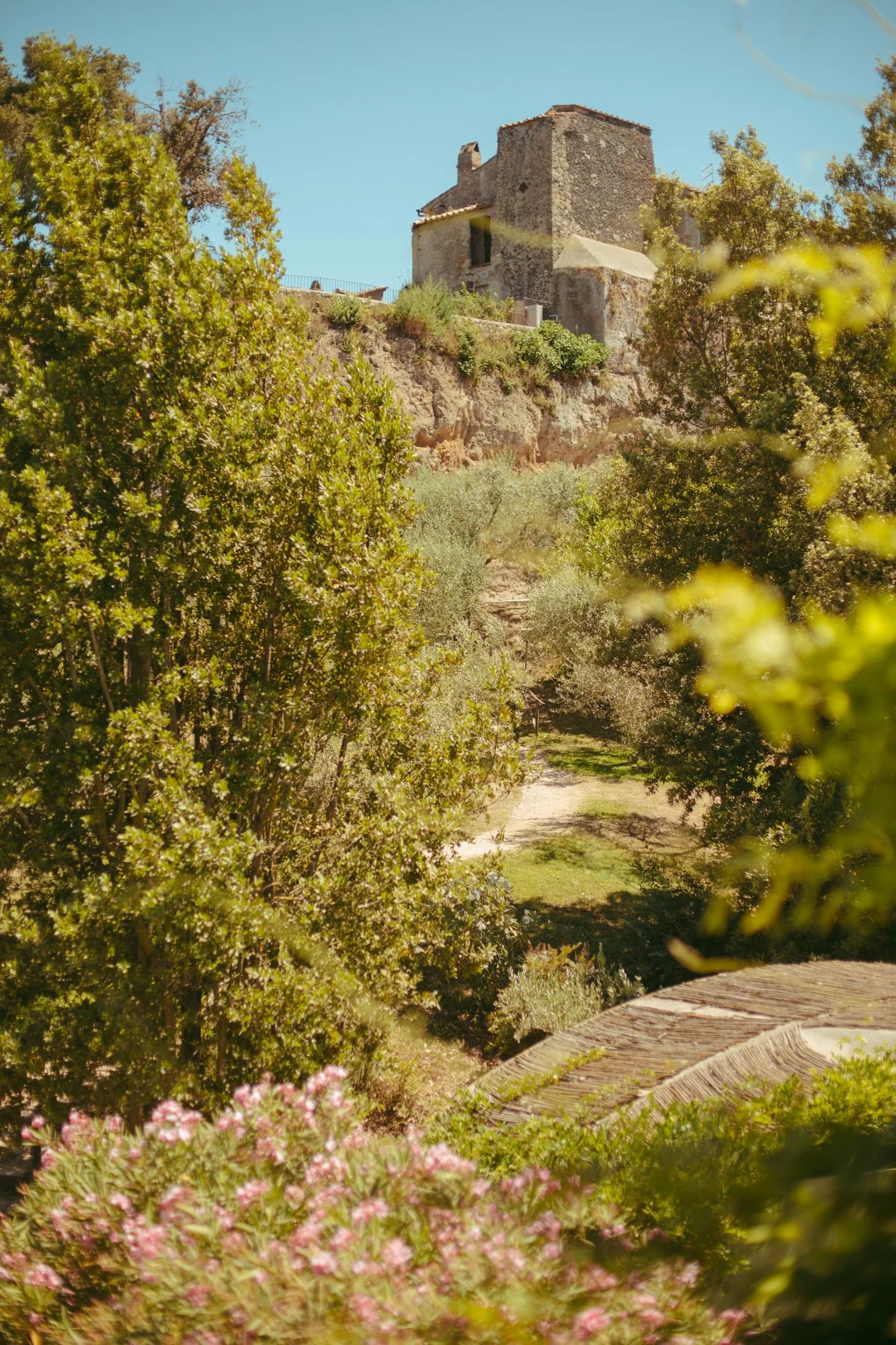 Vista panoramica del Borgo di Tragliata a Roma immerso nel verde della natura