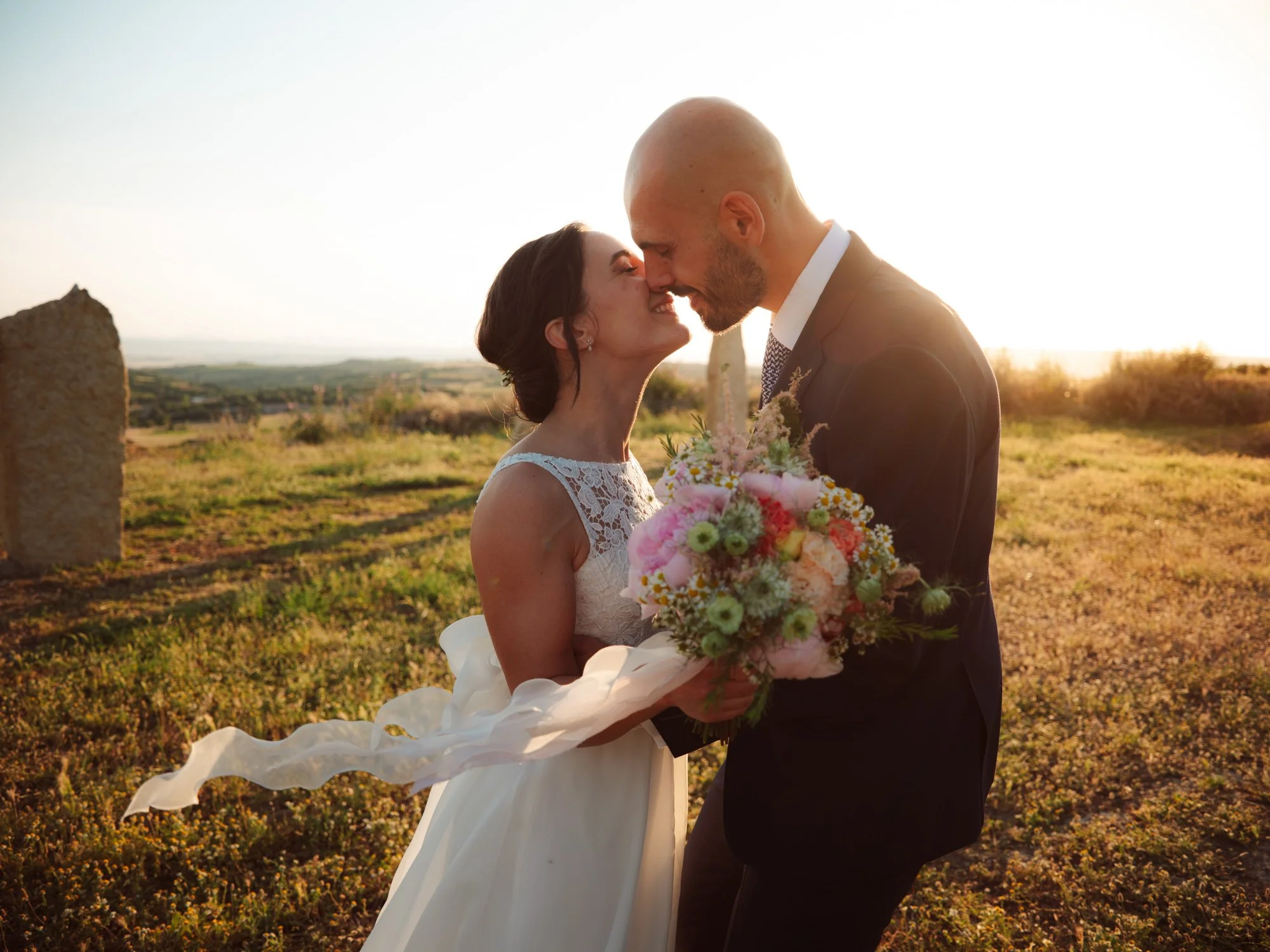 Ritratto degli sposi al tramonto durante un matrimonio in campagna in Sardegna.