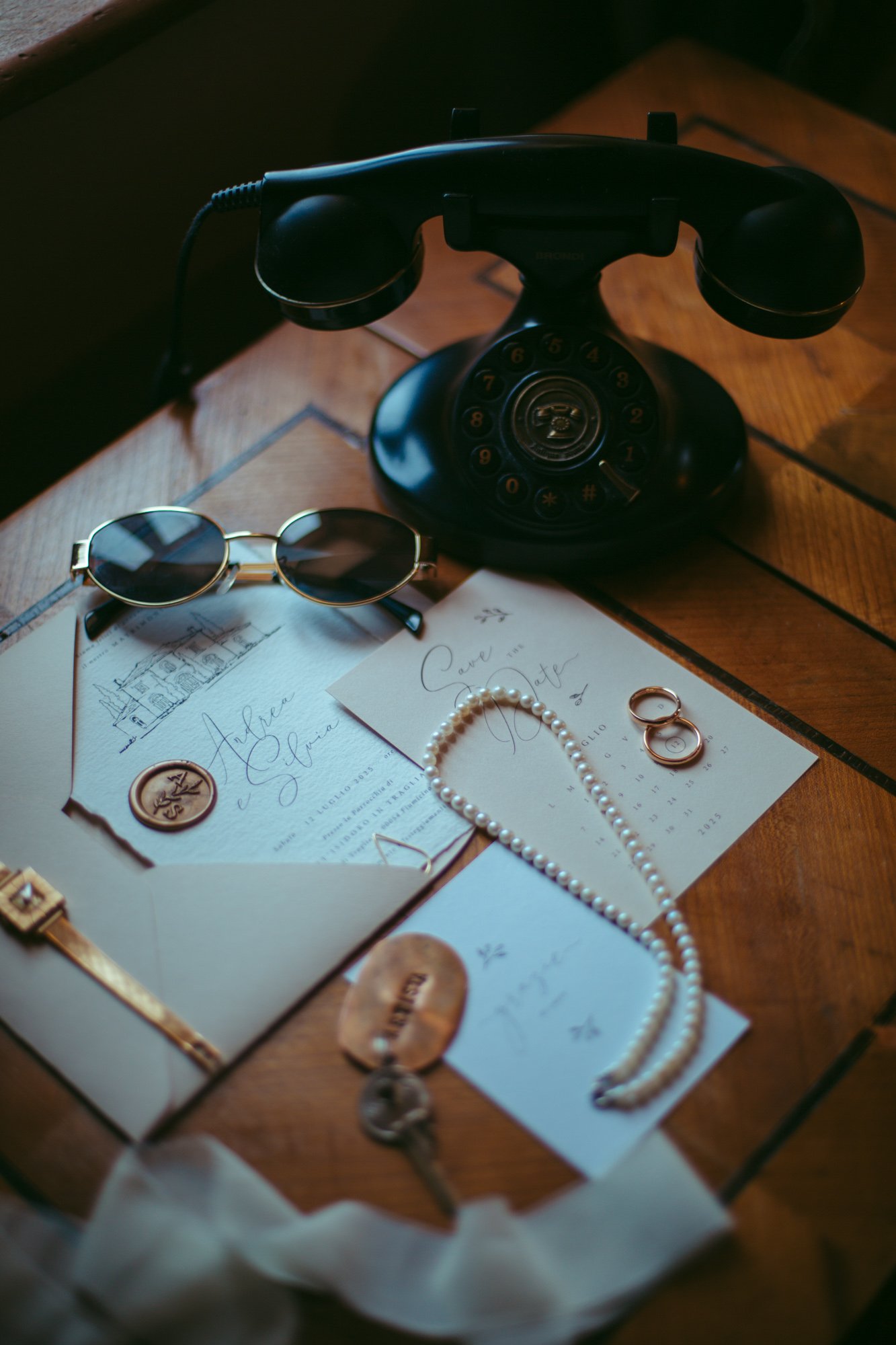 Dettagli vintage e partecipazioni di nozze a Borgo di Tragliata Roma con telefono d'epoca e fedi