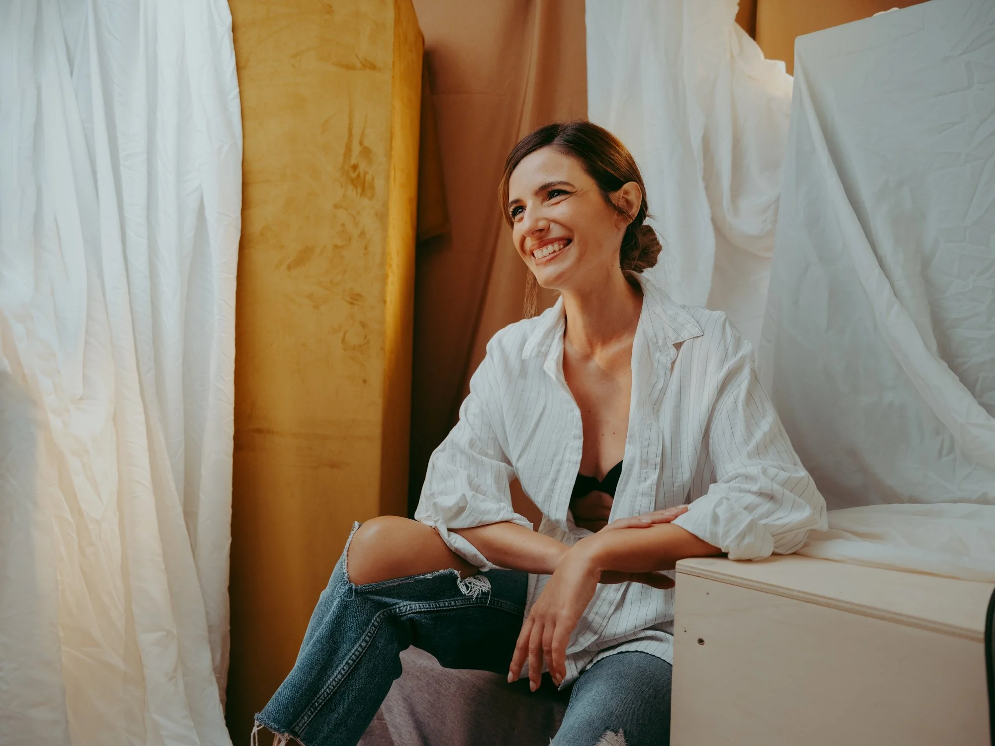Ritratto individuale in studio di una donna sorridente e naturale con luce controllata