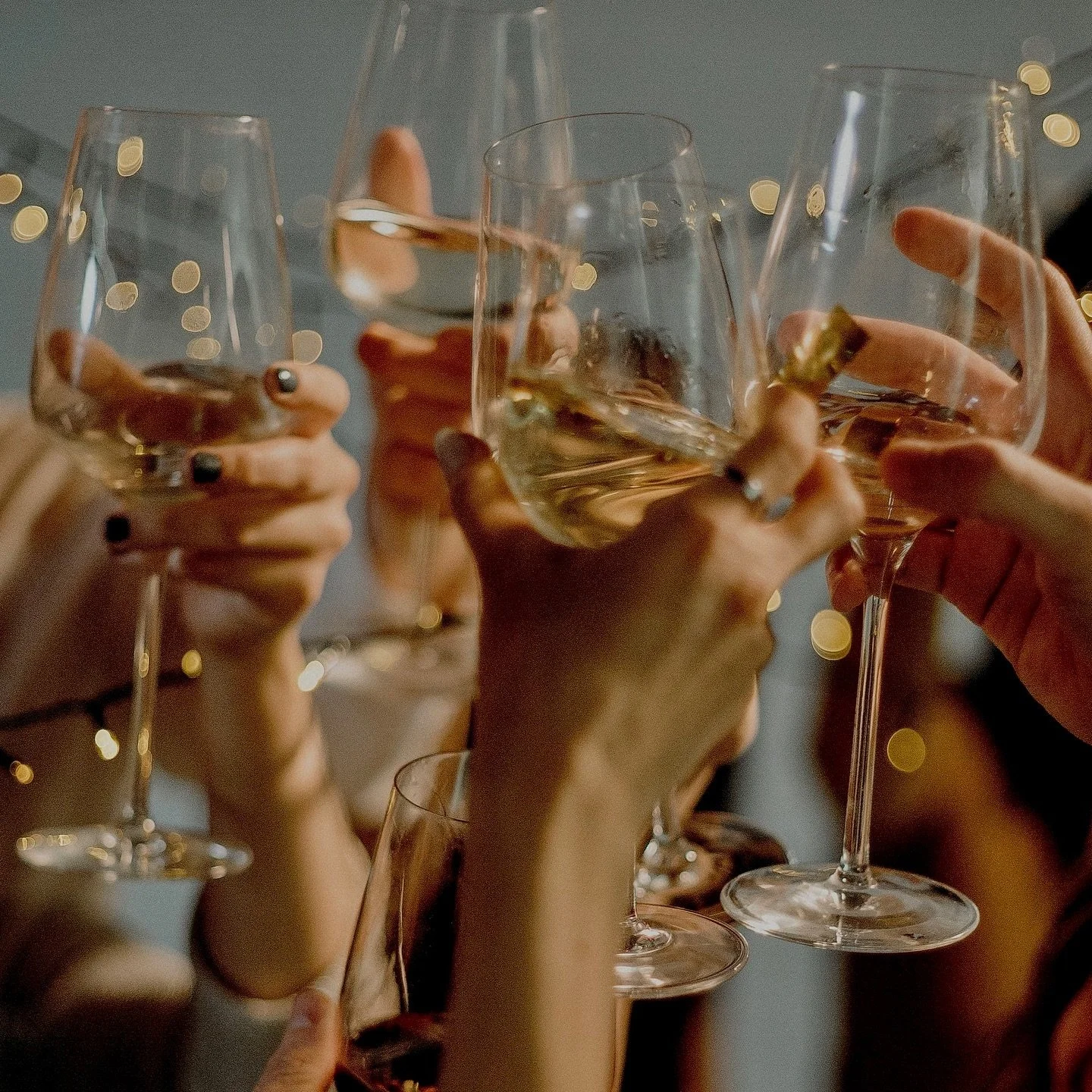 Cheers to 2024 🥂 Wishing everyone a happy new year from Mobile Mixers! Contact us to book a mixologist at your next event to shake things up 🍹