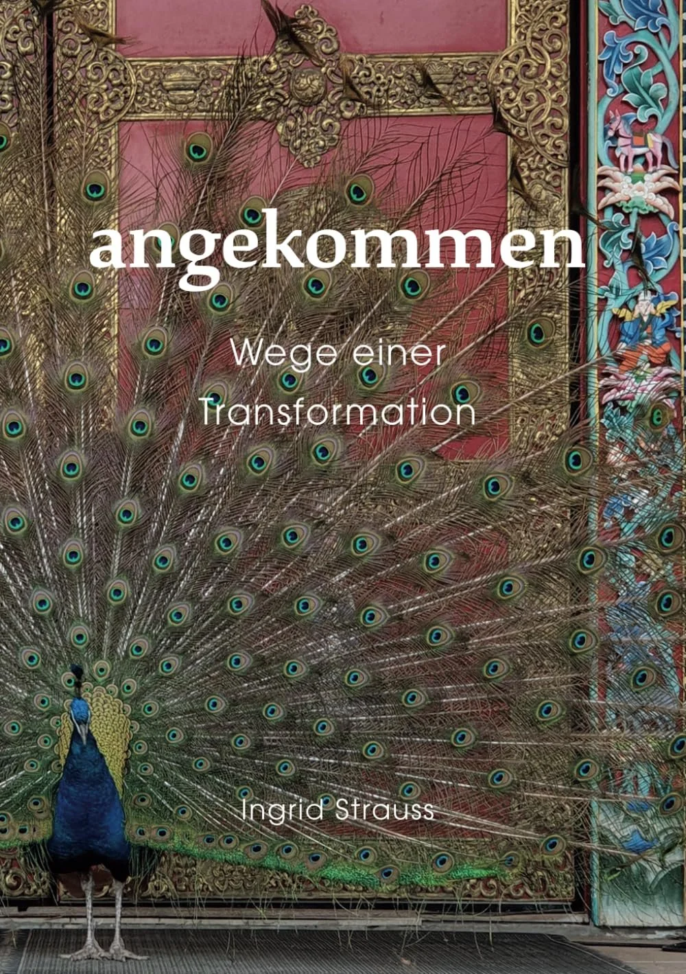 Ein Pfau mit aufgefächertem Schwanz vor einem kunstvoll verzierten Wandbild, mit Buchtext über das Thema Transformation.
