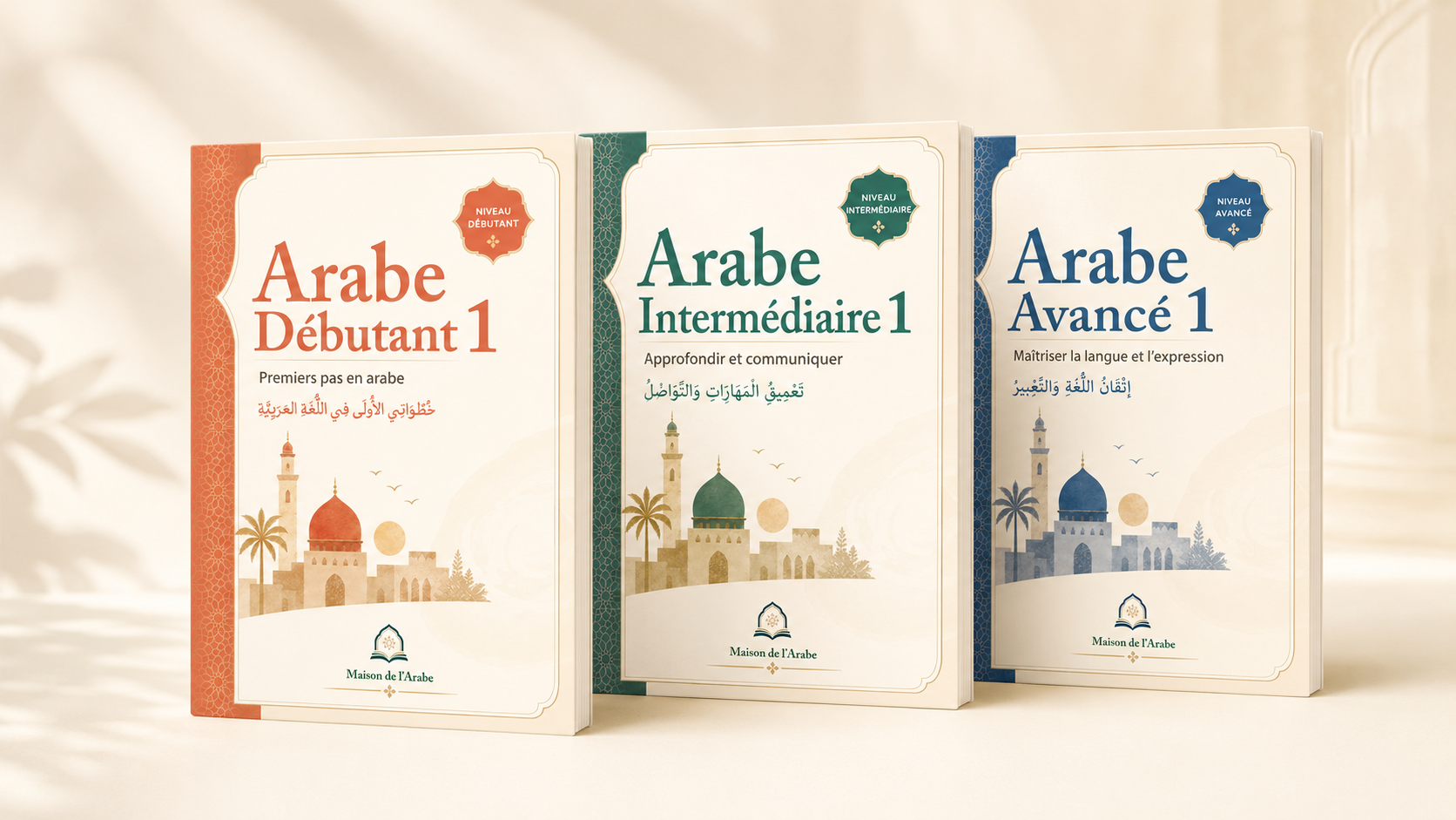 Trois livres d'apprentissage de l'arabe de niveaux débutant, intermédiaire et avancé, avec des illustrations de bâtiments et de palmiers, posés sur une surface claire.