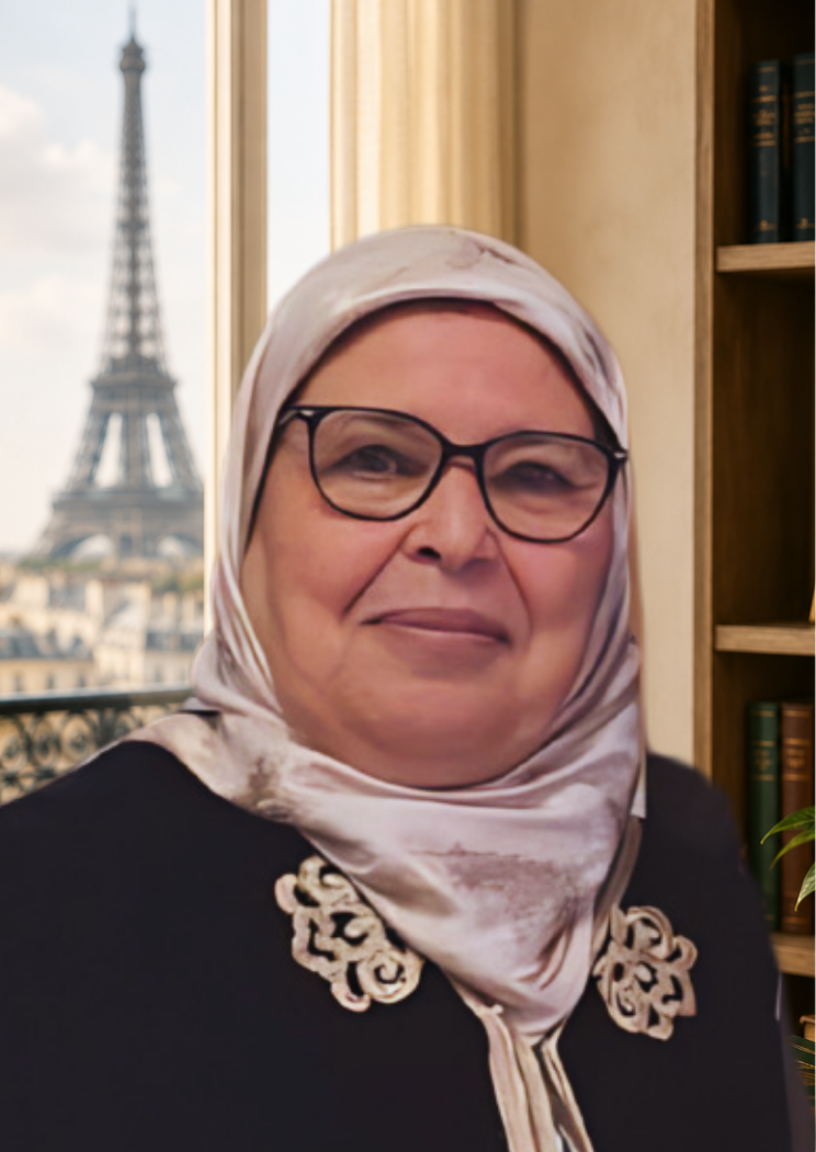 Une femme portant des lunettes et un foulard clair, souriante, avec la Tour Eiffel en arrière-plan depuis une fenêtre d'intérieur.
