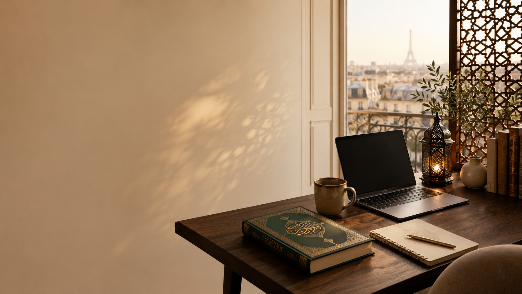 Un bureau avec un ordinateur portátil, un livre islamique, un carnet, un stylo, une tasse, une lanterne, un vase, des livres et une plante, près d'une fenêtre avec vue sur Paris et la Tour Eiffel.