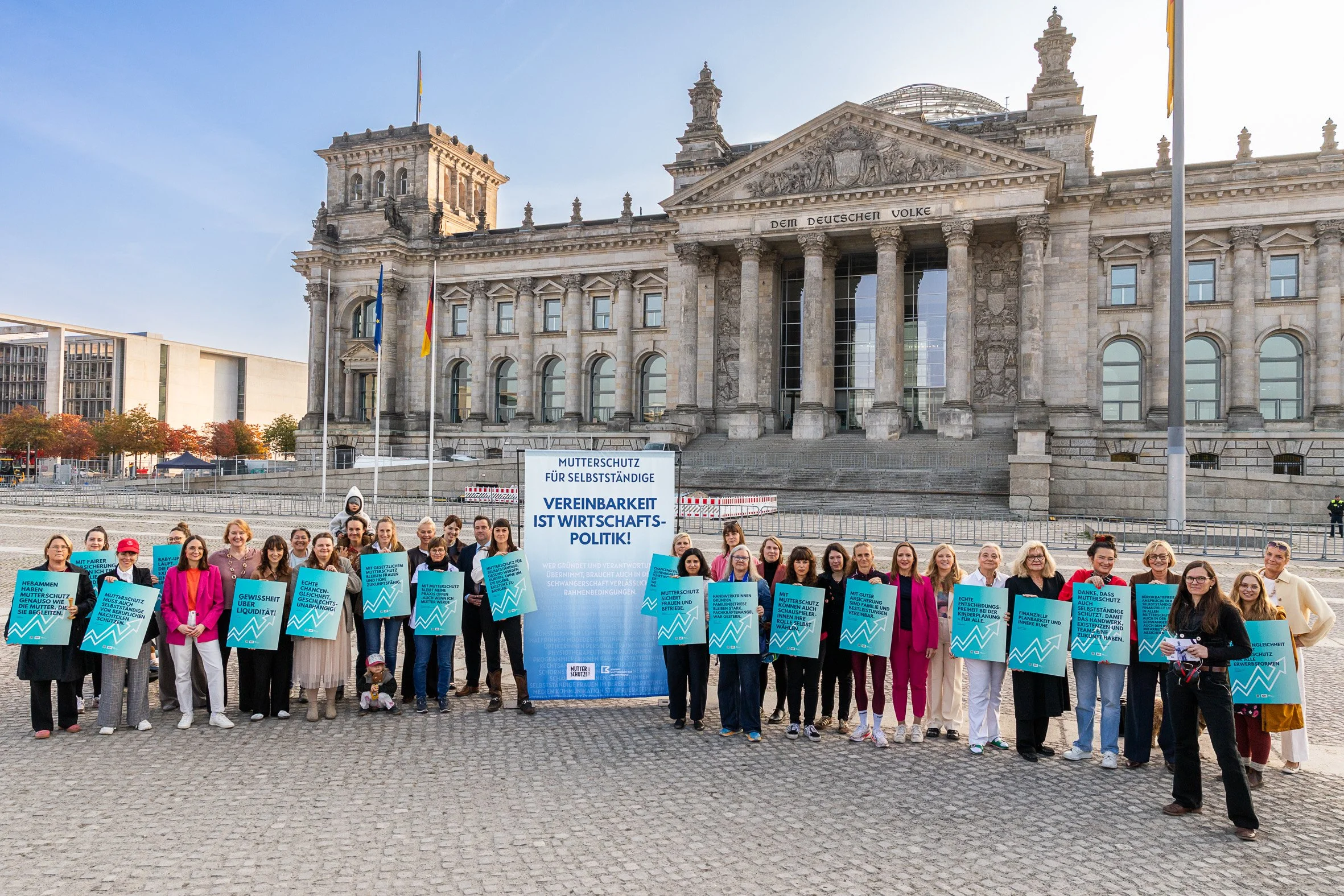 Pressemitteilung: „Mein erstes Kind musste funktionieren“ – Warum bestehende Absicherung für Selbstständige nicht reicht