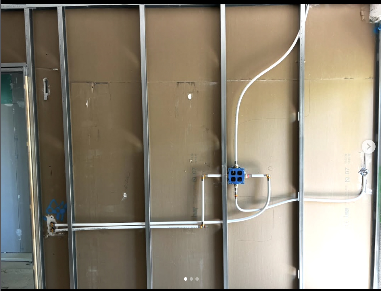 Instalación de cuarto de baño fotografiado por la parte trasera. Madrid