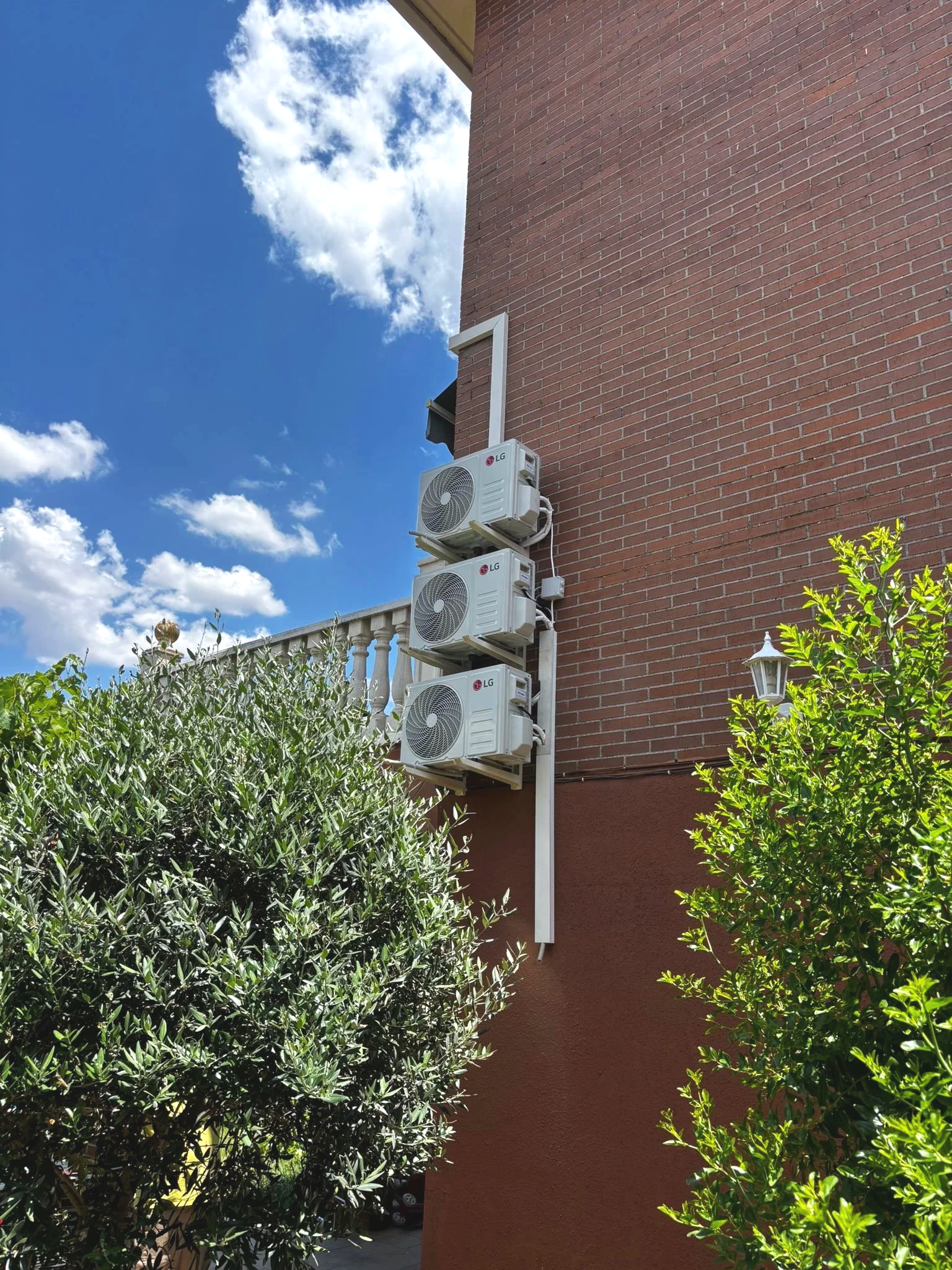 Instalación de aire acondicionado en pared. Comunidad de Madrid. Climatización