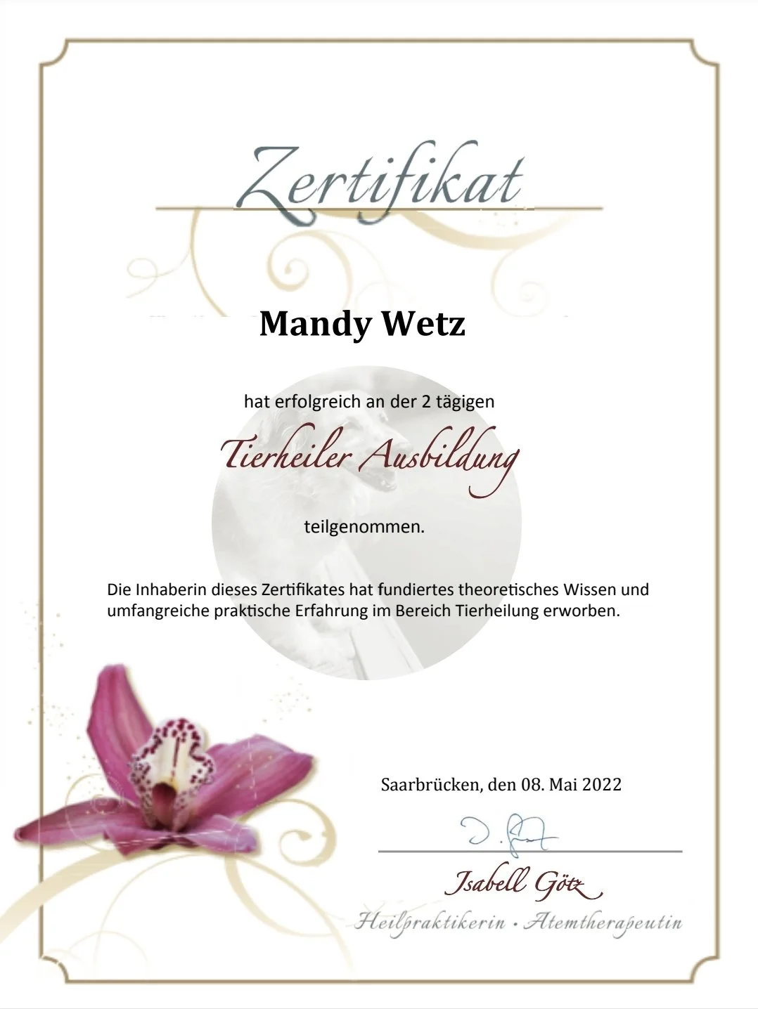 Zertifikat für Mandy Wetz für erfolgreiche Teilnahme an der tierärztlichen Ausbildung, datiert auf den 8. Mai 2022 in Saarbrücken, unterschrieben von Isabell Götz, Heilpraktikerin und Atemtherapeutin.