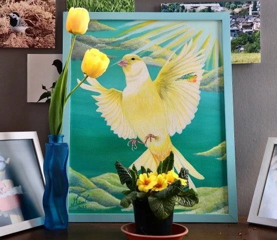 Ein Gemälde eines gelben Vogels mit ausgebreiteten Flügeln vor einer bewölkten Himmelsszene, umgeben von einer blauen Bilderrahmung.