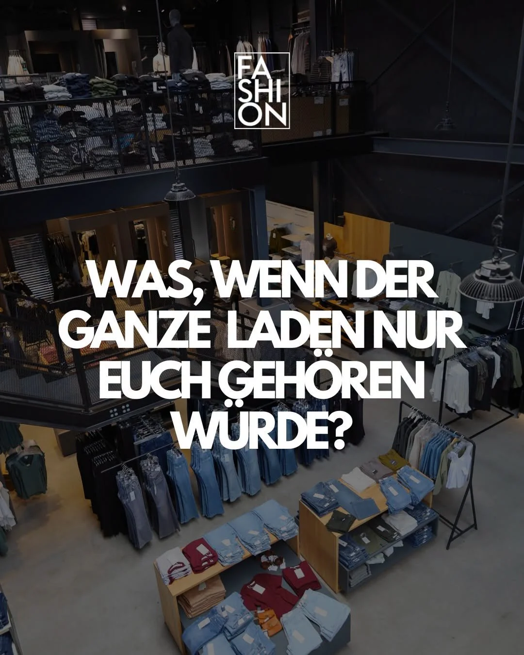 Innenansicht eines Modegeschäfts mit Kleidung auf Ständern und Tischen, über der Text in Deutsch: "Was, wenn der ganze Laden nur euch gehört würde?"