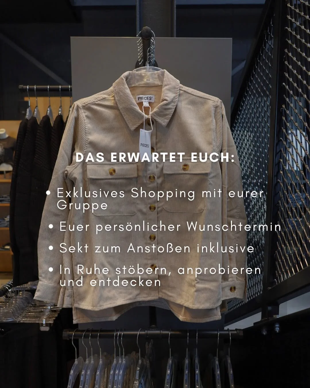 Hellbeige Cordjacke mit goldenen Knöpfen und Brusttaschen auf Kleiderbügel in einem Modegeschäft