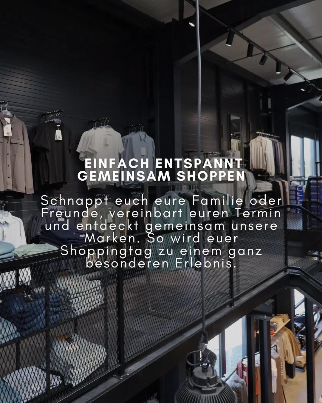 Ein Einkaufsladen mit Kleidungsstücken an den Wänden und Regalen, mit Text auf Deutsch, der zu gemeinsamer Shopping-Aktivität auffordert.