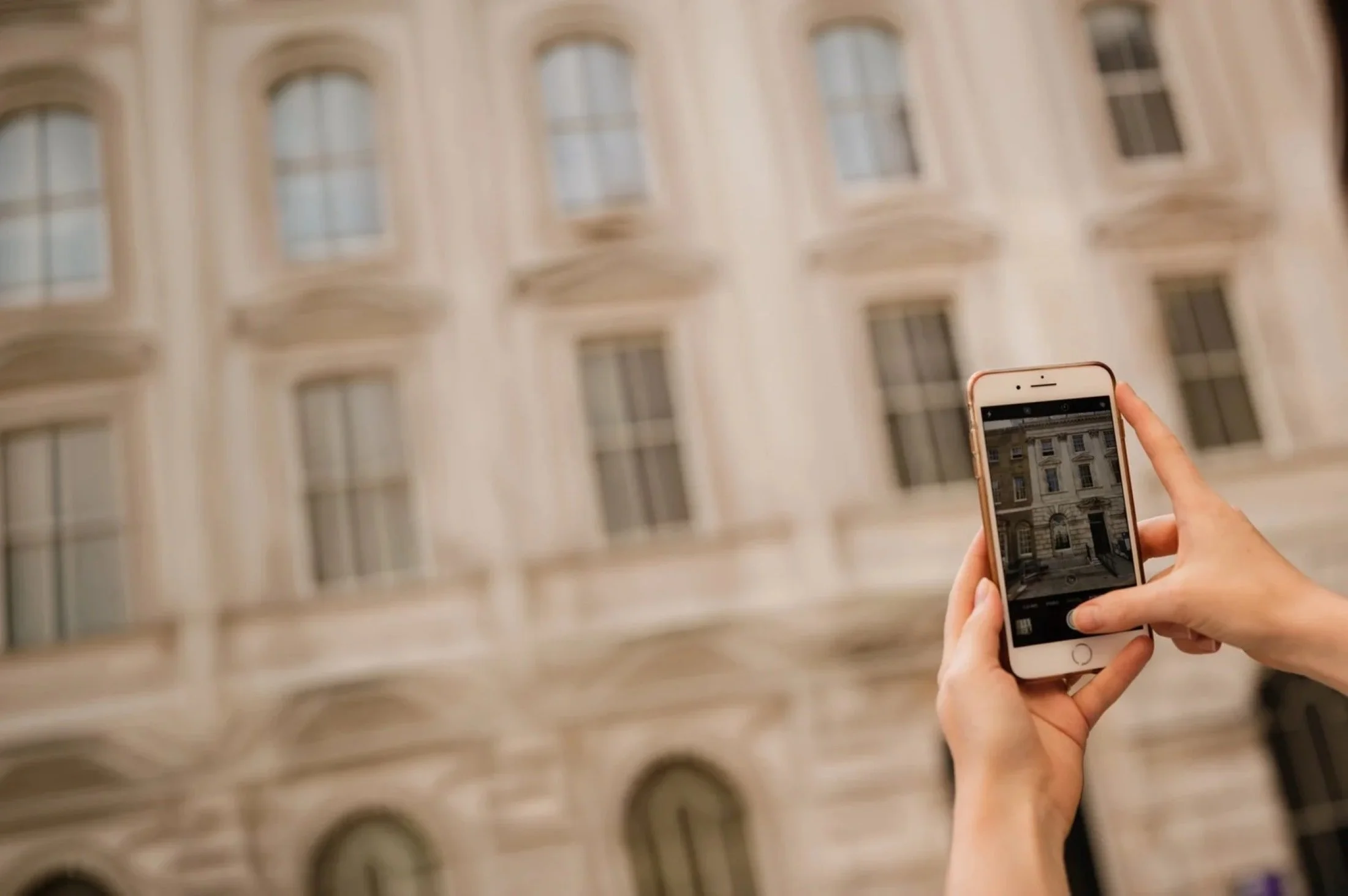 Phone photographing an architectural building, illustrating digital marketing and online visibility for interior designers.