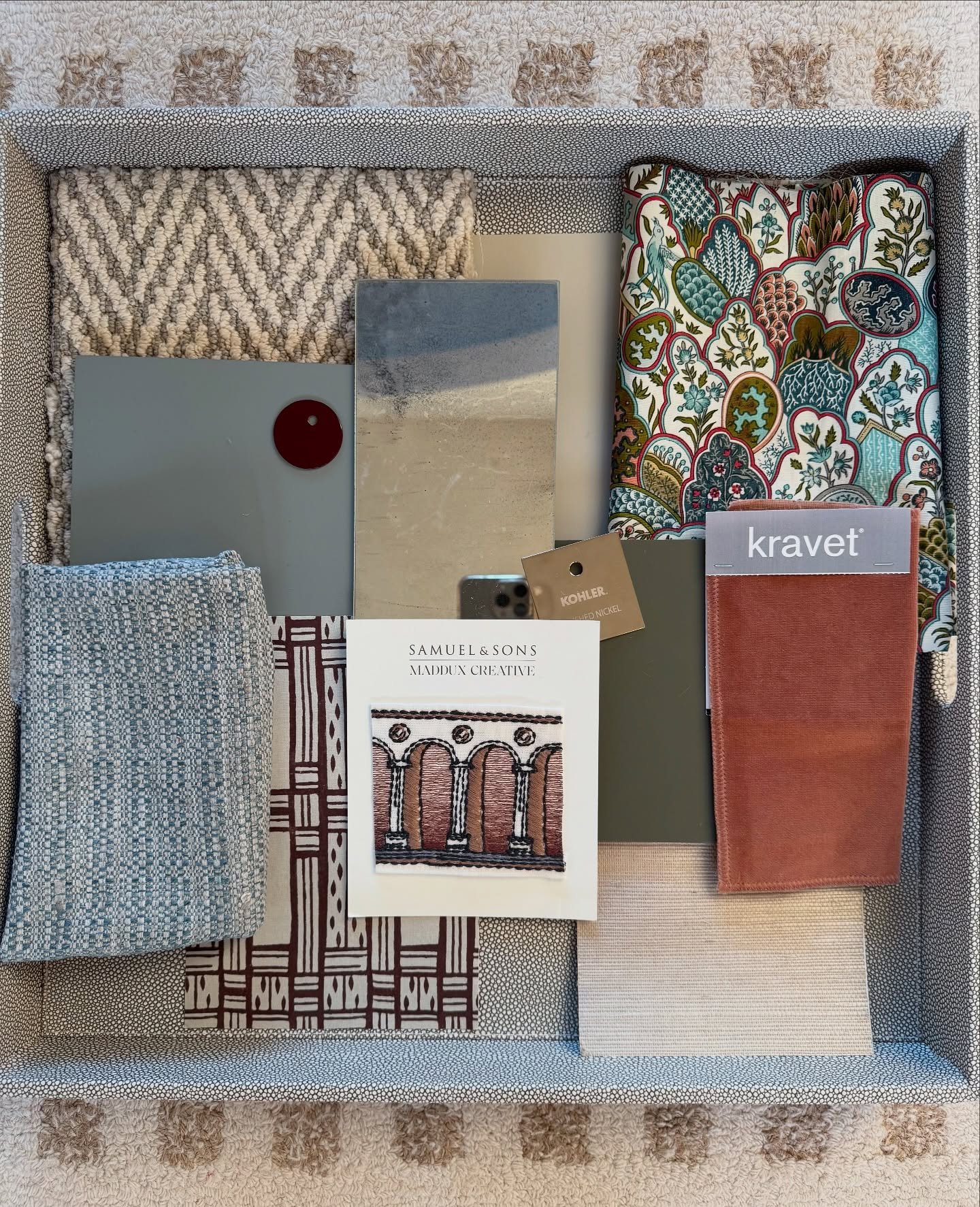 [ Cowboy Bar ]

A little Friday flat lay.

Stay tuned these next few days for project updates🤠

#fridayflatlay #lakehome #bar #kitchendesign #lakeliving #wisconsinhomes #mkehome #mke #mileaukeeinteriordesigner #chicagointeriordesign #cowboybar #fran