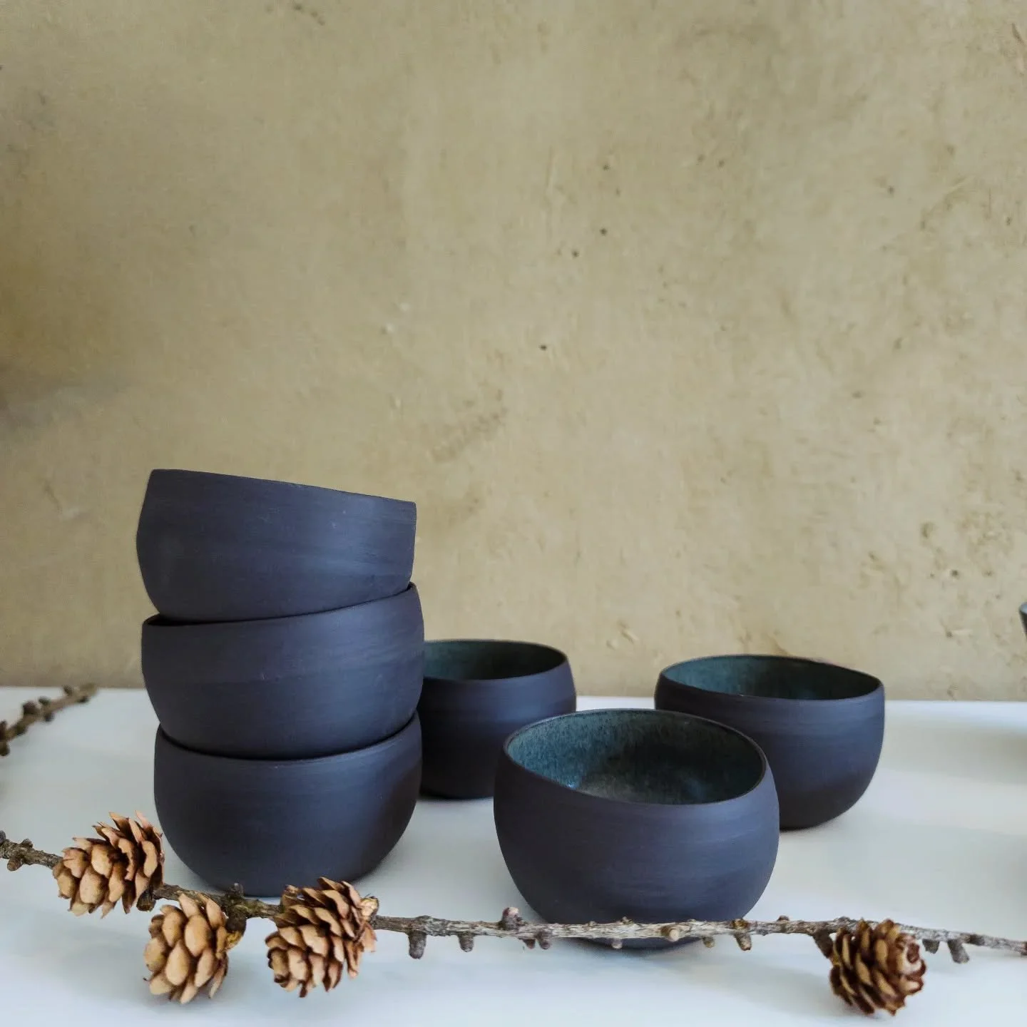 Et donc les voil&agrave; les petites tasses toutes fines en porcelaine noire, j'ai h&acirc;te d'avoir votre avis. 
Je les aime beaucoup beaucoup !