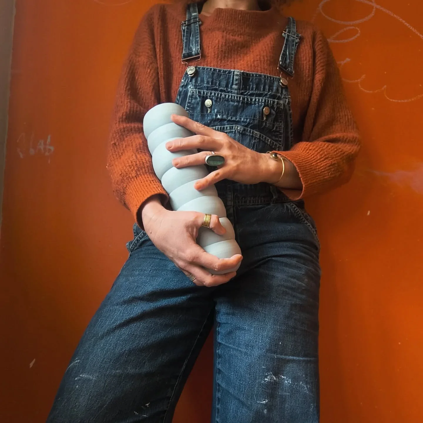 On ne dirait pas comme &ccedil;a, mais ce sont de petits bols en porcelaine noire que je tiens dans mes mains.Tout fins, tout l&eacute;gers.

Ils viennent d&rsquo;entrer dans le four pour leur deuxi&egrave;me cuisson.

Un moment que j&rsquo;aime et q