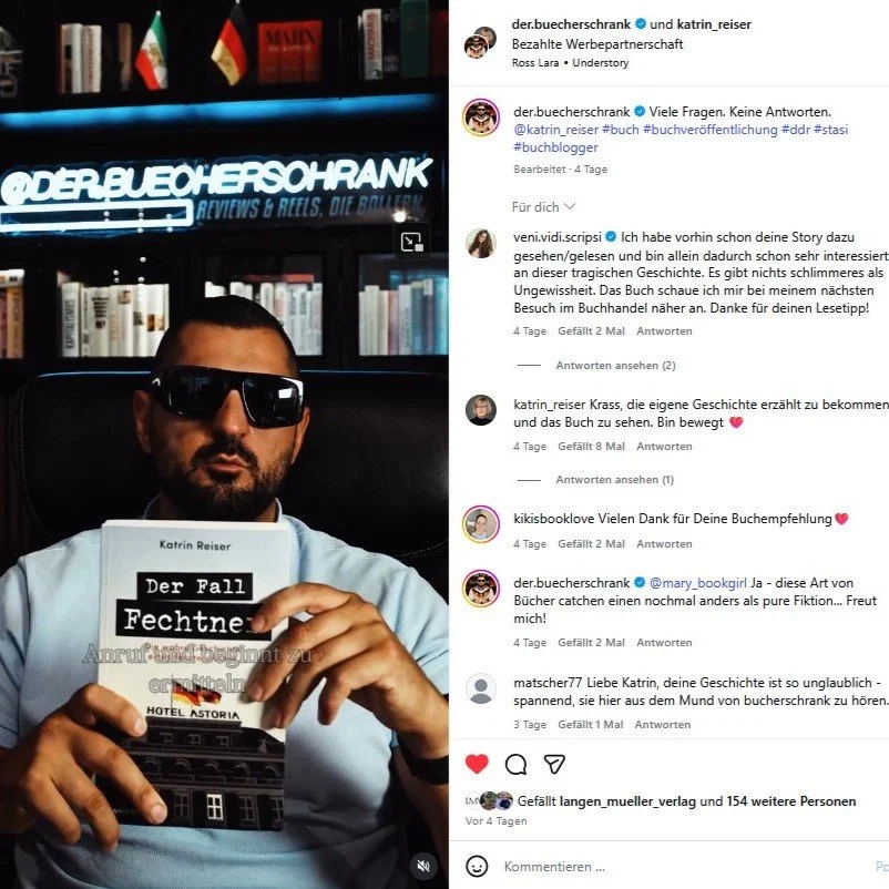 Mann mit dunklen Sonnenbrillen hält ein Buch mit dem Titel 'Der Fall Fechtner' vor einer Bücherregal mit sichtbaren Staubsäcken im Hintergrund.