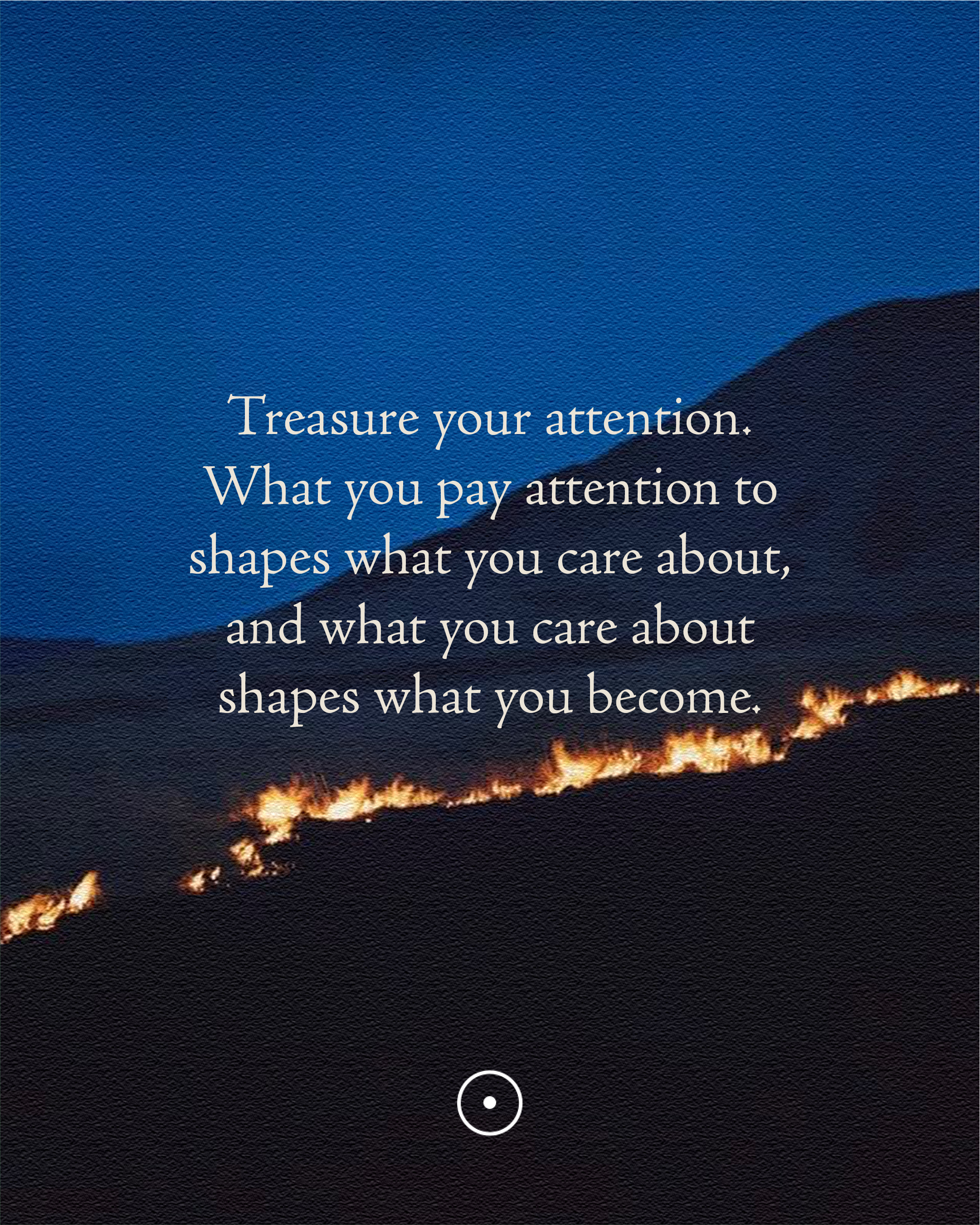 Un tramonto nel cielo notturno con un percorso di fuochi d'artificio che formano una linea luminosa. Sulla parte superiore, c'è testo scritto in inglese che dice: 'Treasure your attention. What you pay attention to shapes what you care about, and what you care about shapes what you become.'