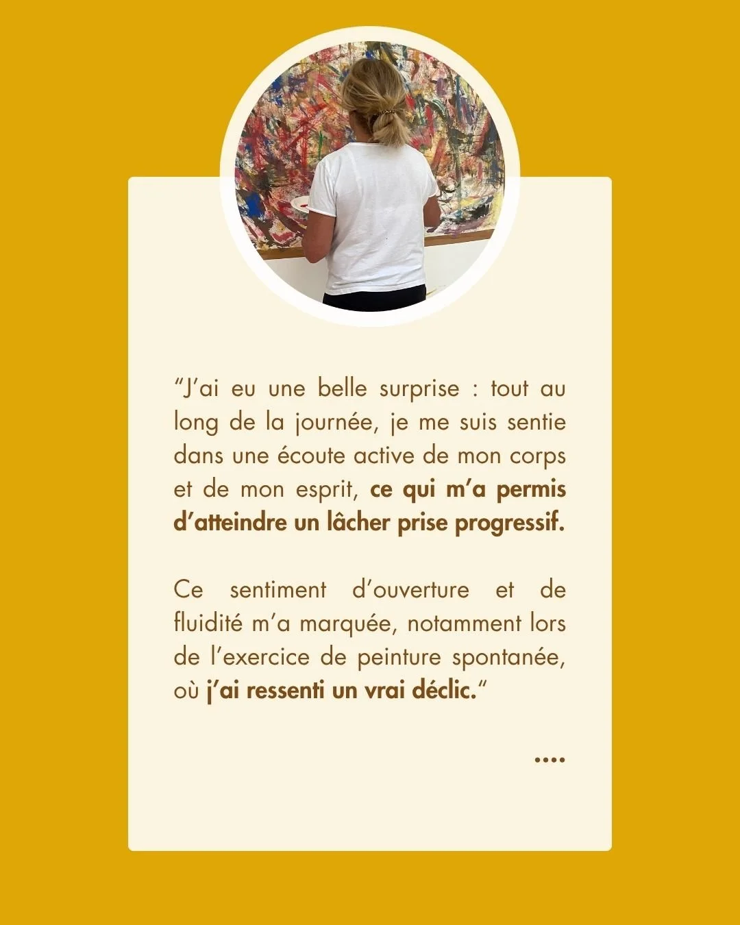Une femme regarde une peinture abstraite dans une galerie d'art.