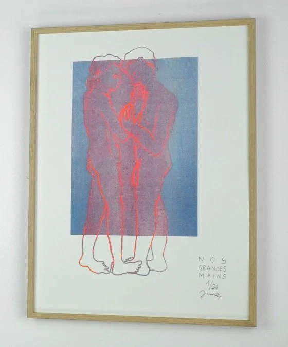 Nos grandes mains_Risographie_40x30cm_2026_web_au mur.jpeg