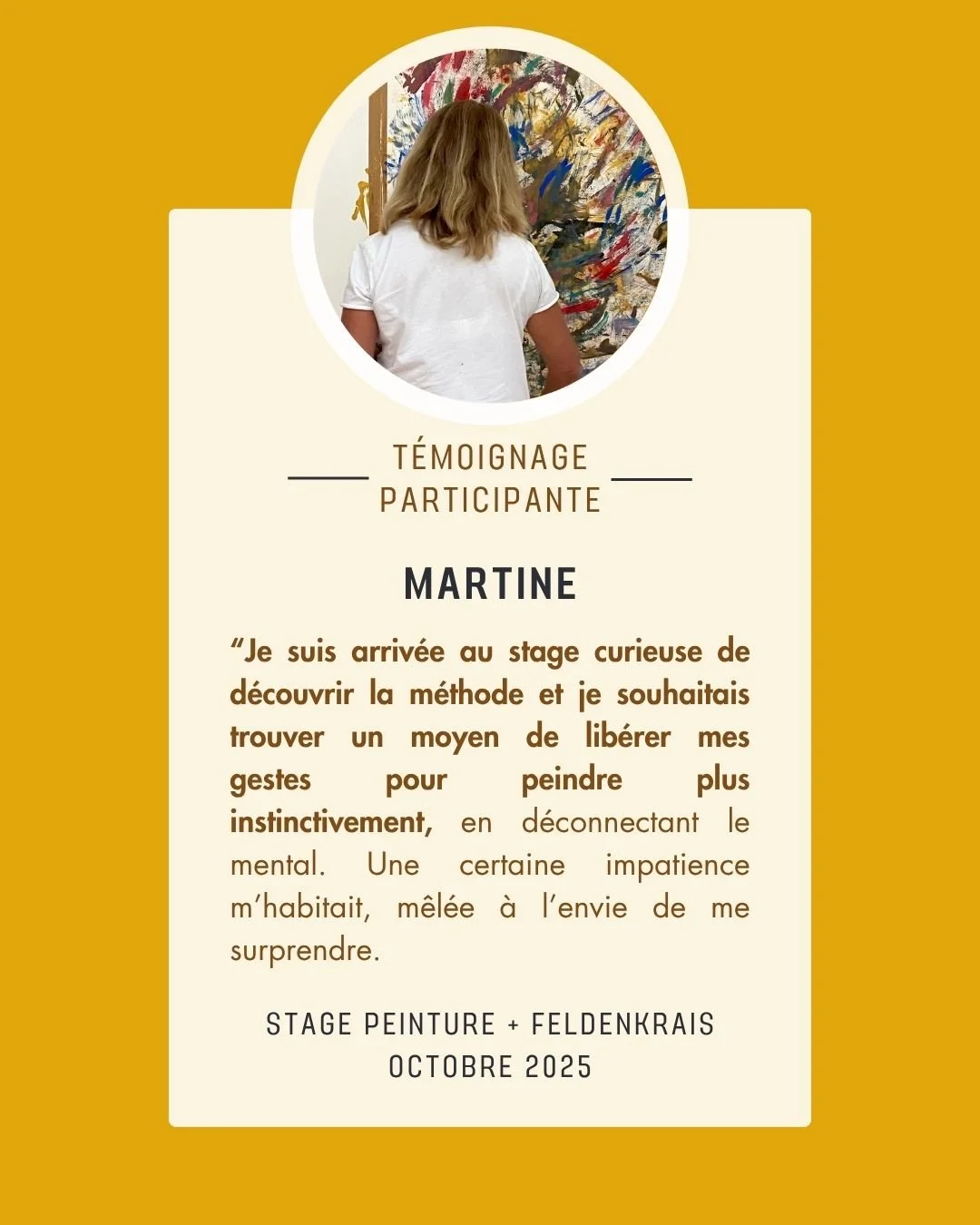Une affiche avec une photo d'une femme de dos devant une œuvre d'art, et un témoignage en français d'une participante nommée Martine lors d'un stage de peinture et Feldenkrais en octobre 2025.
