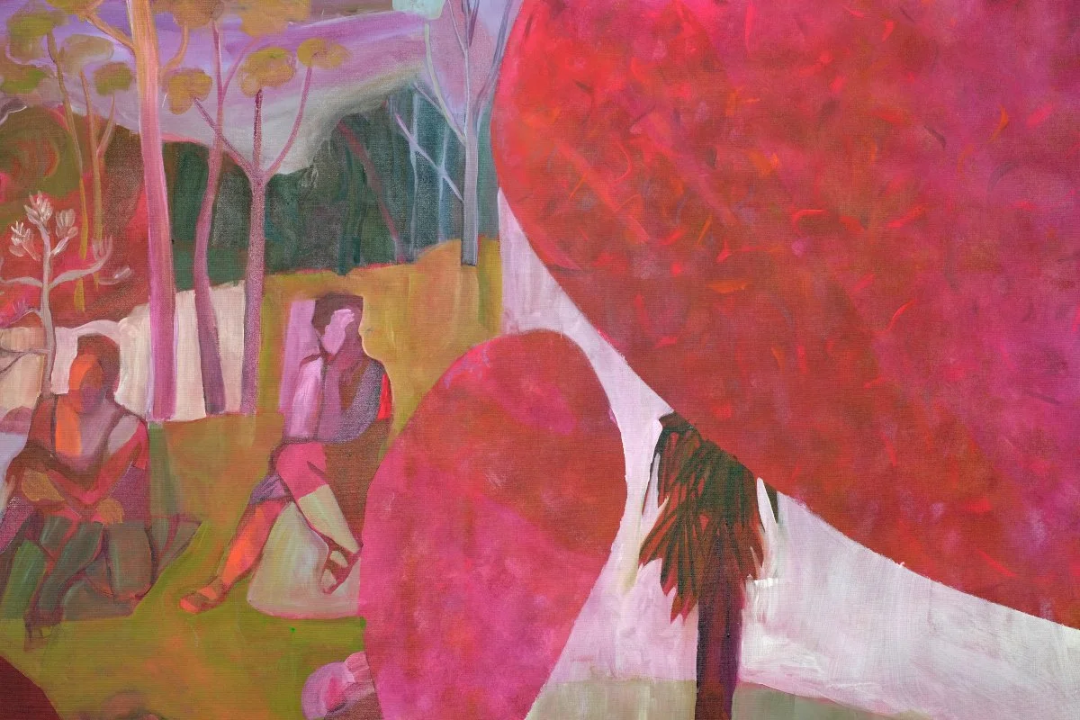 Peinture représentant deux personnes assises dans un parc avec des arbres en arrière-plan et deux grands fruits rouges au premier plan.