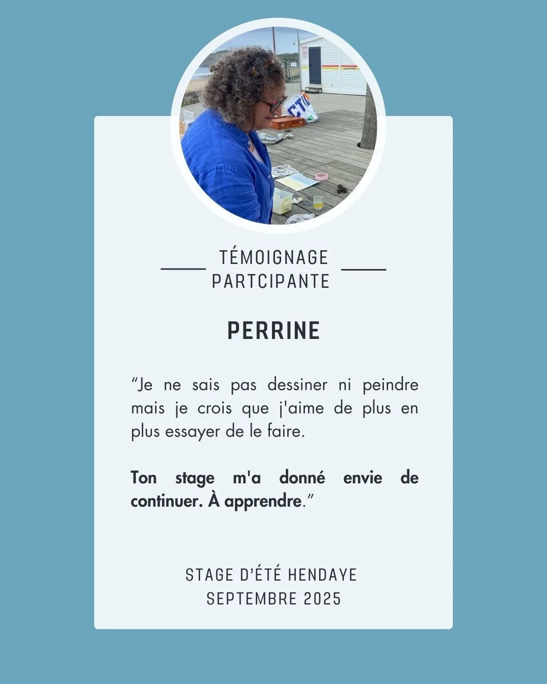 Témoignage participant Perrine lors du stage d'été Hendaye en septembre 2025, avec une photo d'elle en extérieur, près d'une installation, portant un chemisier bleu et des lunettes.